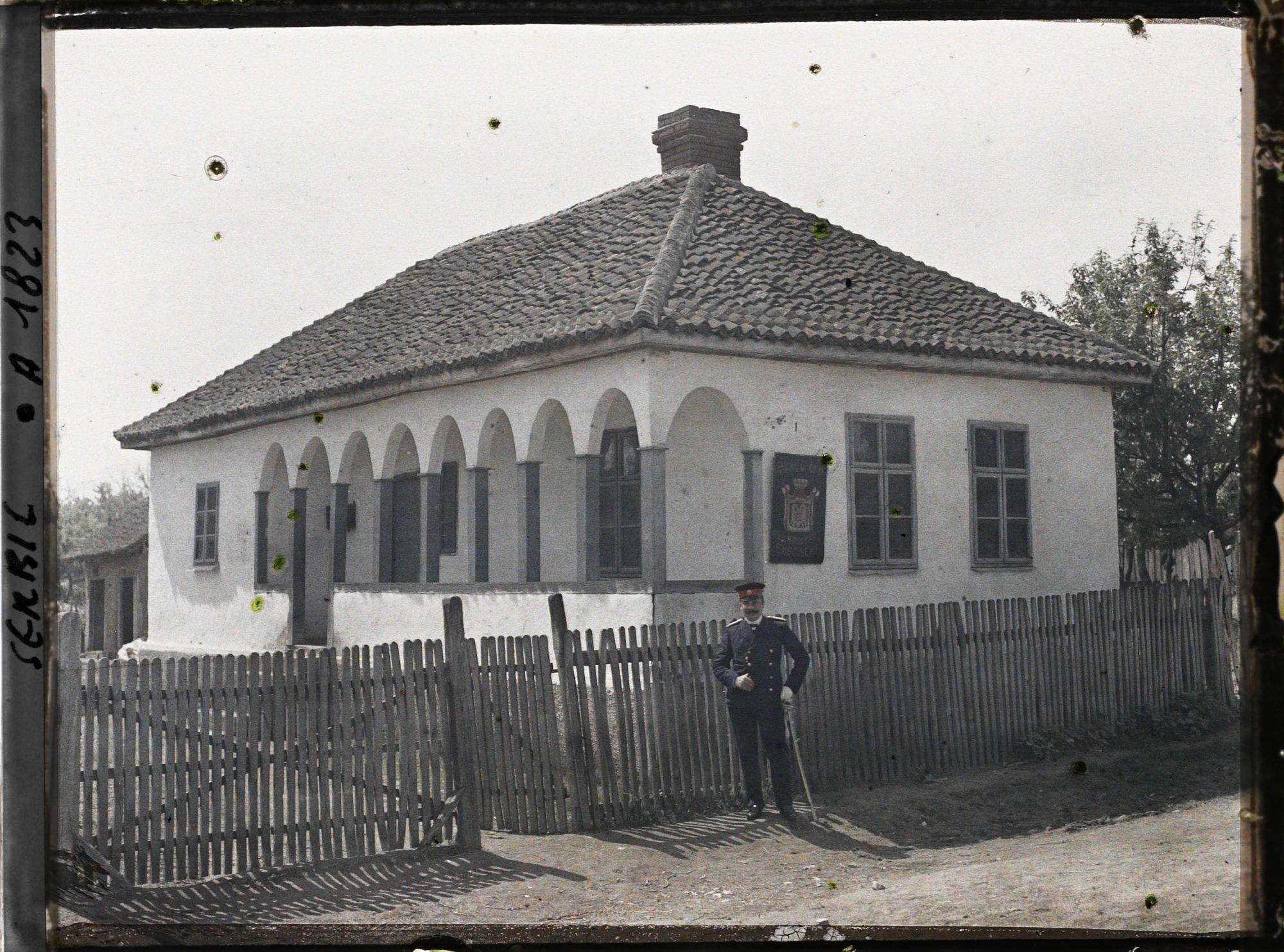 Image représentant Un officier de police devant la mairie