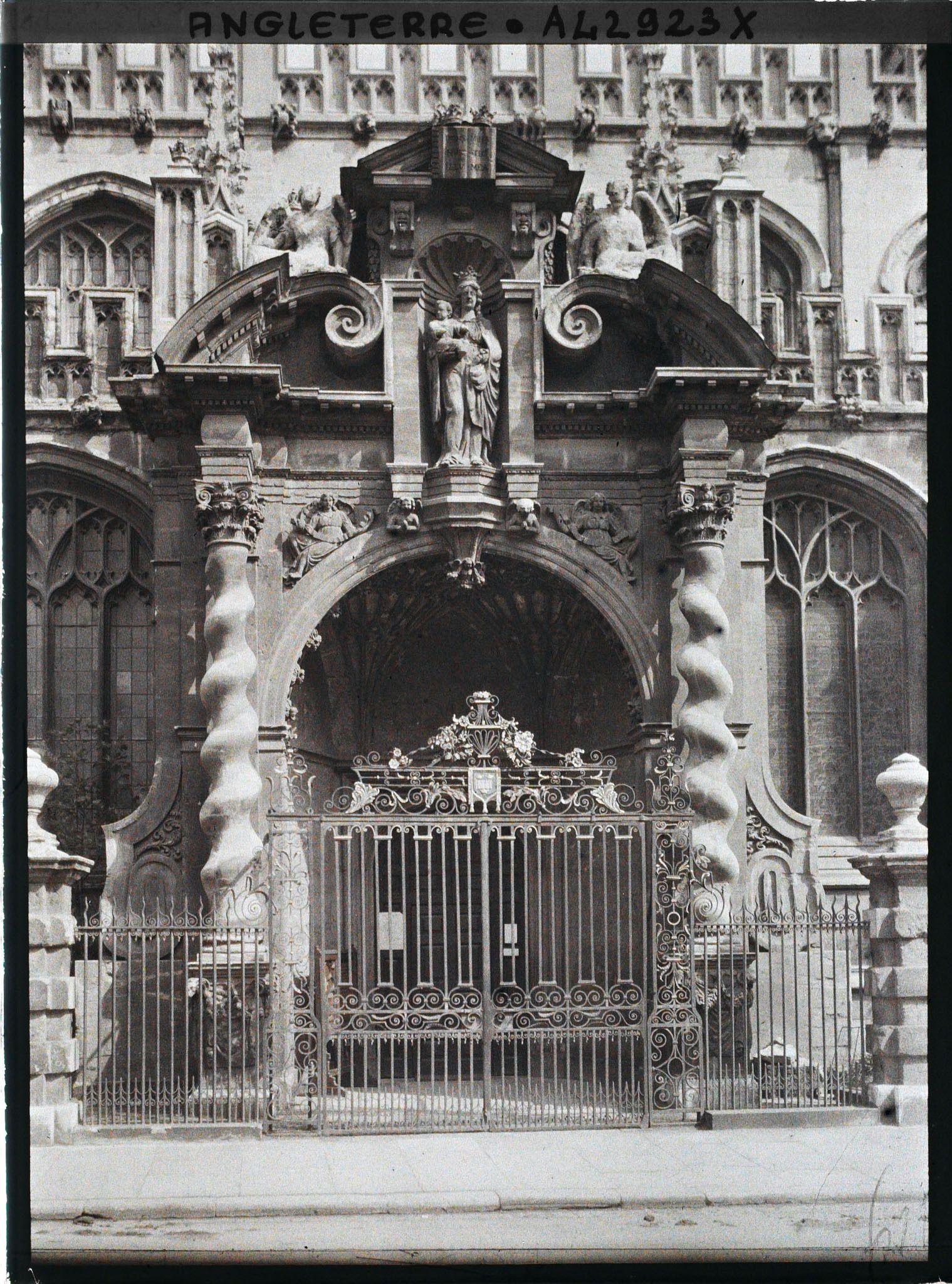 Image représentant Portail principal de l'église Sainte Marie