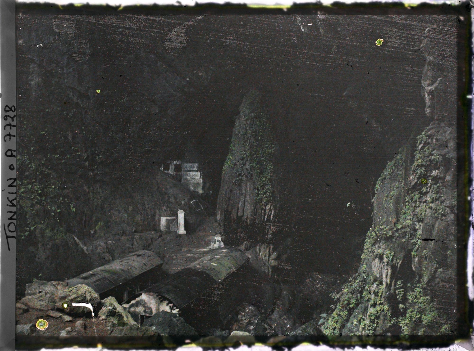 Image représentant L'entrée de la grotte d'un des sanctuaires rupestres bouddhiques du massif de Hu'o'ng-tich-so'n (" Pagode de l'Empreinte Parfumée ")