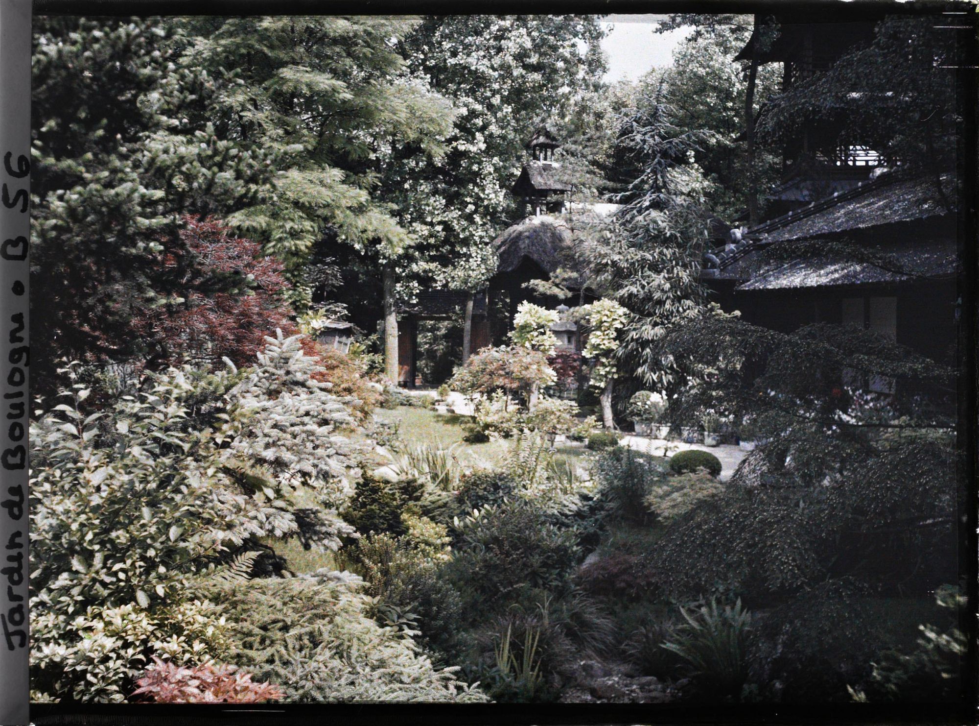 Image représentant Rivière sèche et jardin face à la maison est du " village japonais "