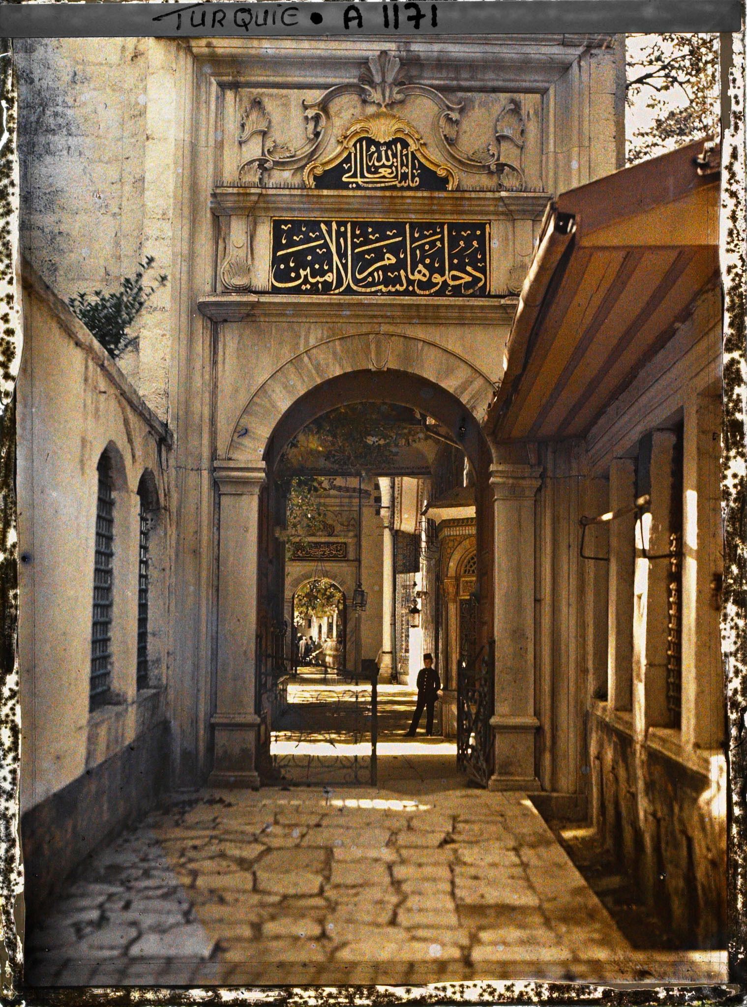 Image représentant L'entrée nord de l'Eyüp Sultan Camii, la Grande Mosquée d'Eyüp, vers l'intérieur de la mosquée