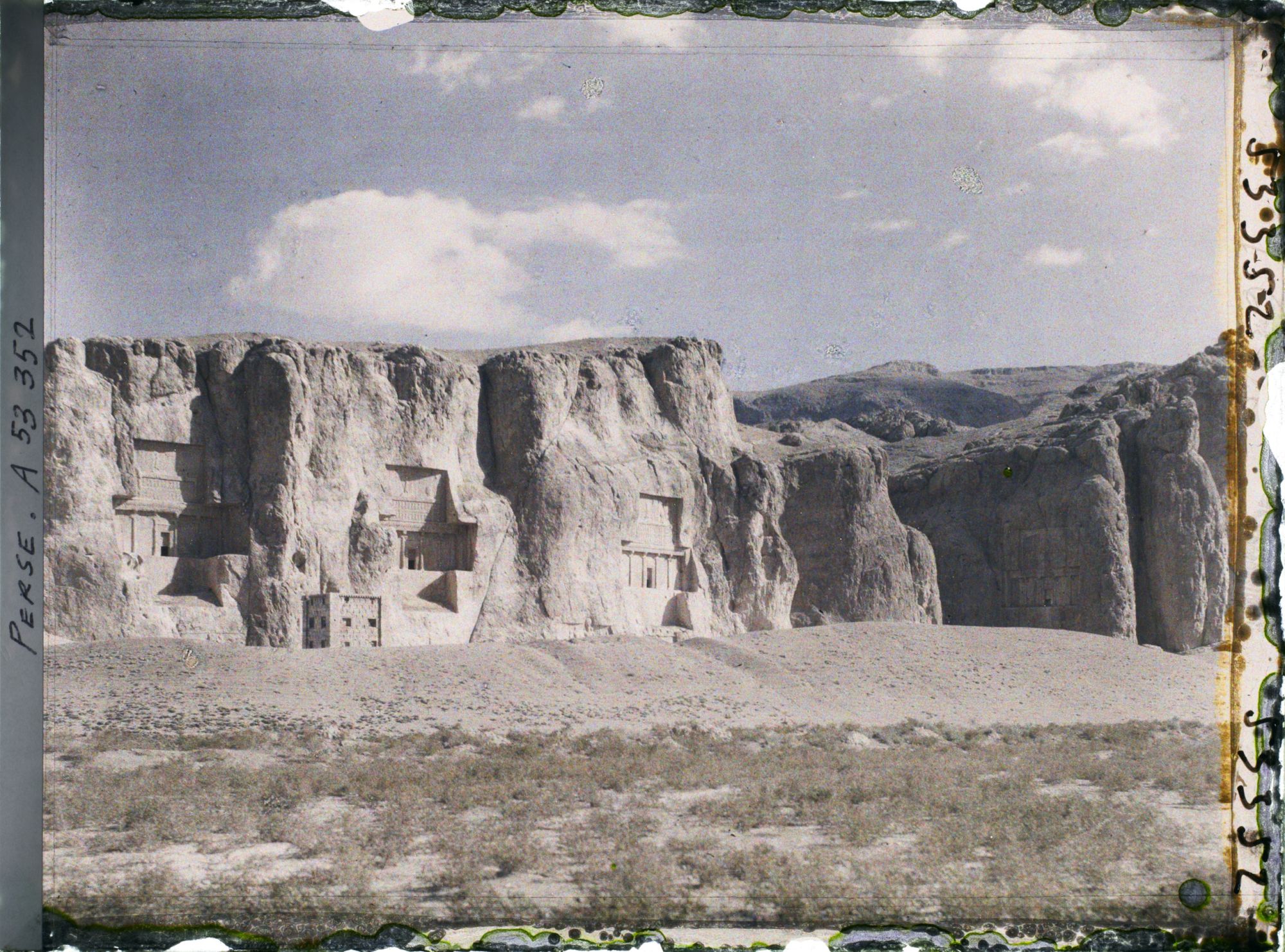 Image représentant Ensemble de tombeaux des souverains achéménides et bas-reliefs sassanides