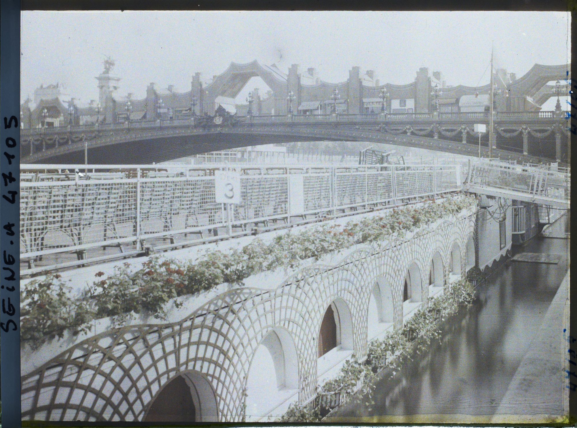 Image représentant L'Exposition des arts décoratifs, Péniche Amours et rue des Boutiques sur le pont Alexandre III
