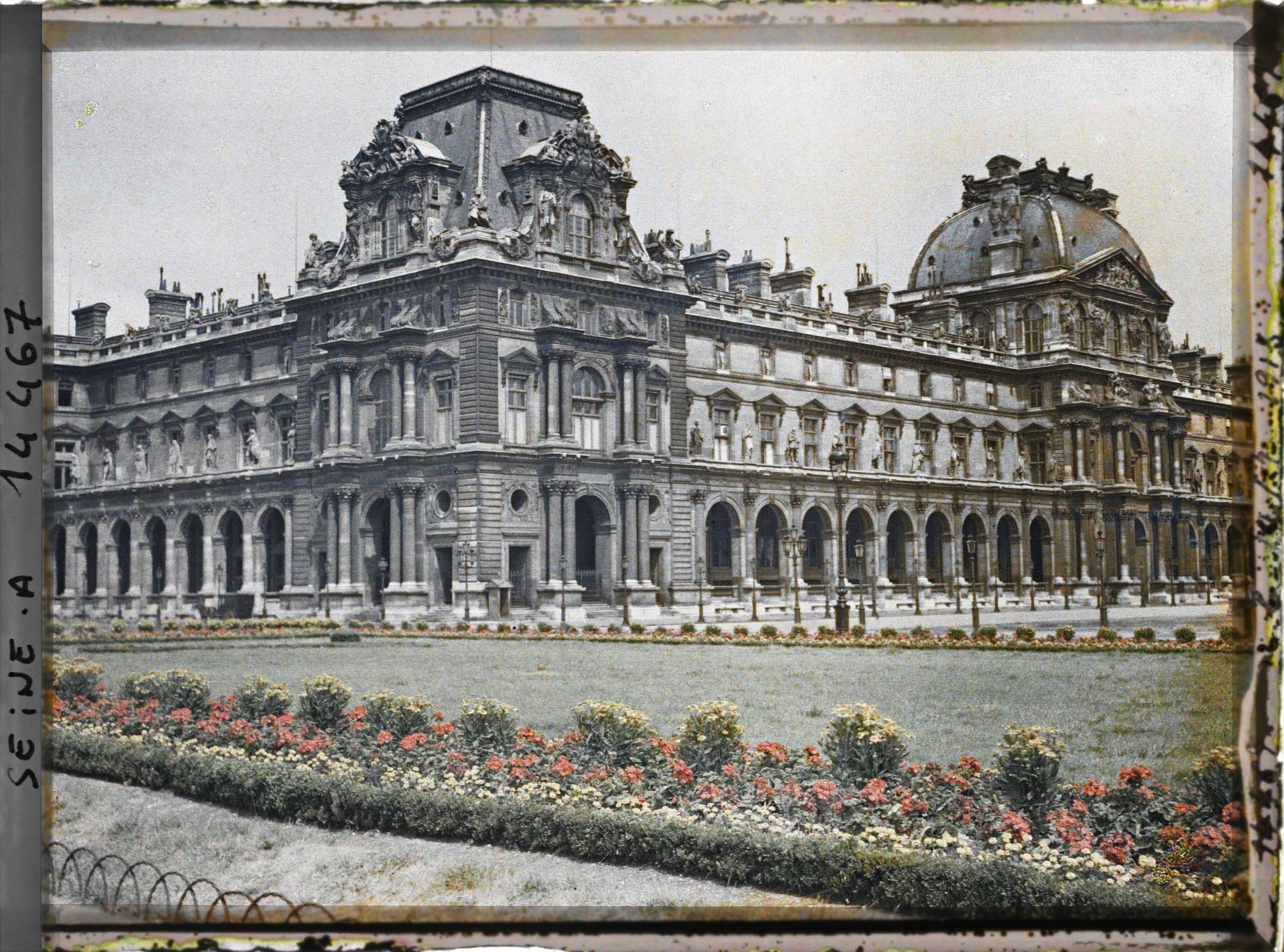 Image représentant Aile Denon du Palais du Louvre depuis la place du Carrousel