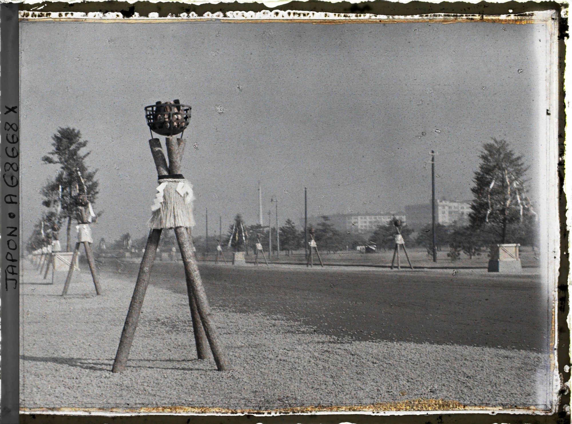 Image représentant Funérailles de l'Empereur Taisho-Tenno (Yoshihito ), décor mortuaire (brûle-encens?)