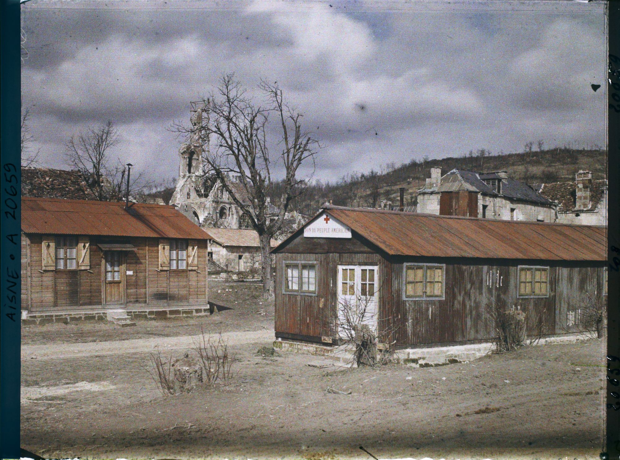Image représentant France, Vailly, Bâtisses dans les ruines