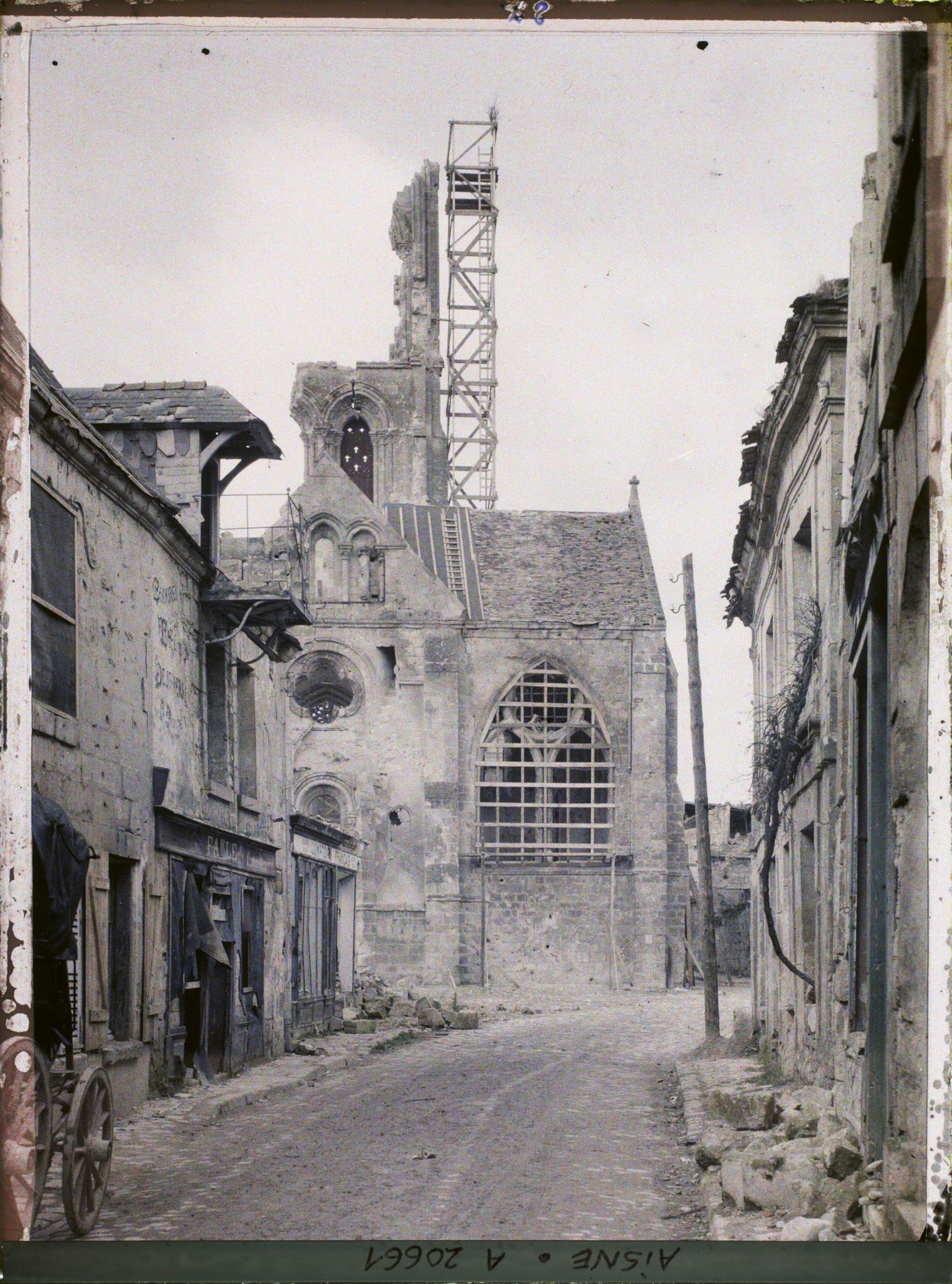 Image représentant France, Vailly, Abside de l'Eglise et Rue