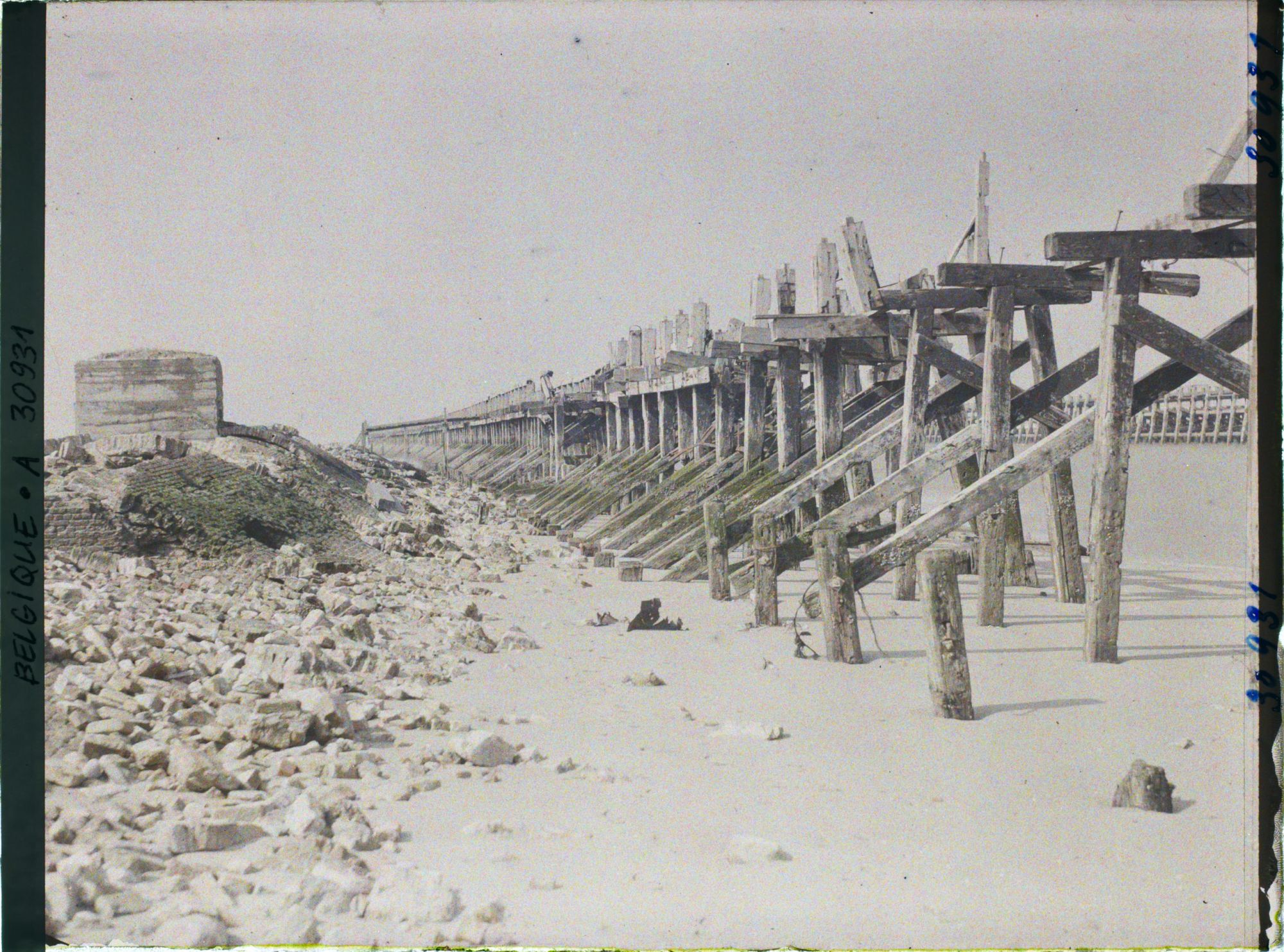 Image représentant Belgique, Nieuport les Bains, Estacade vers l'embouchure et abri de mitrailleuse