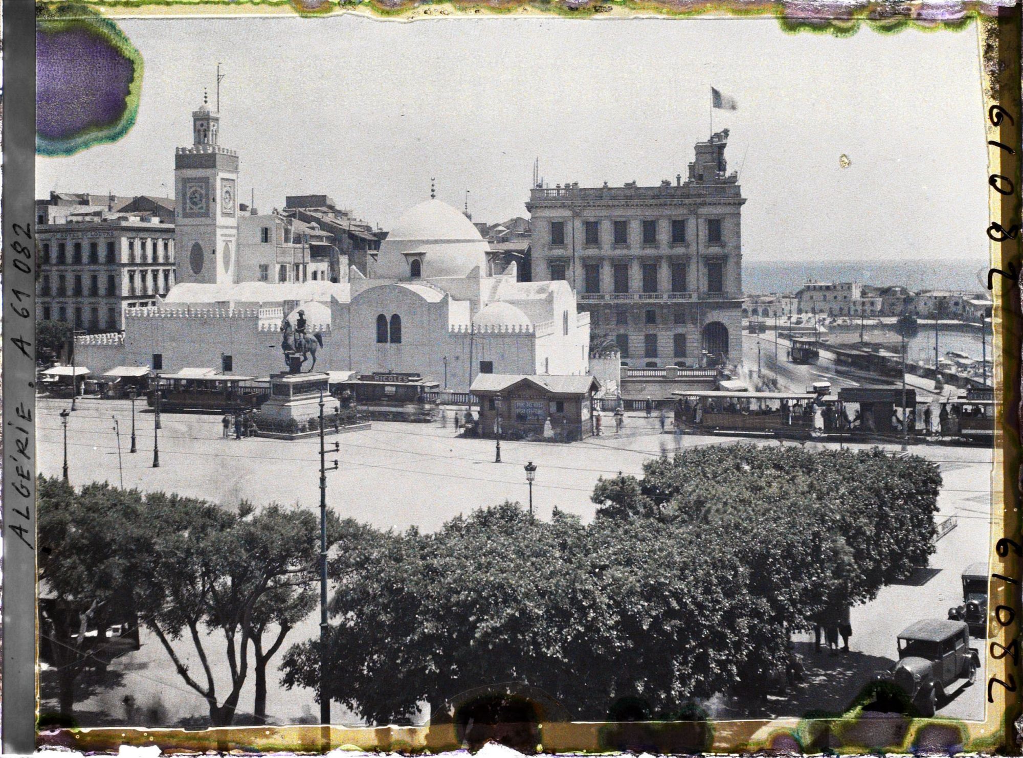 Image représentant La place du Gouvernement et la mosquée de la Pêcherie