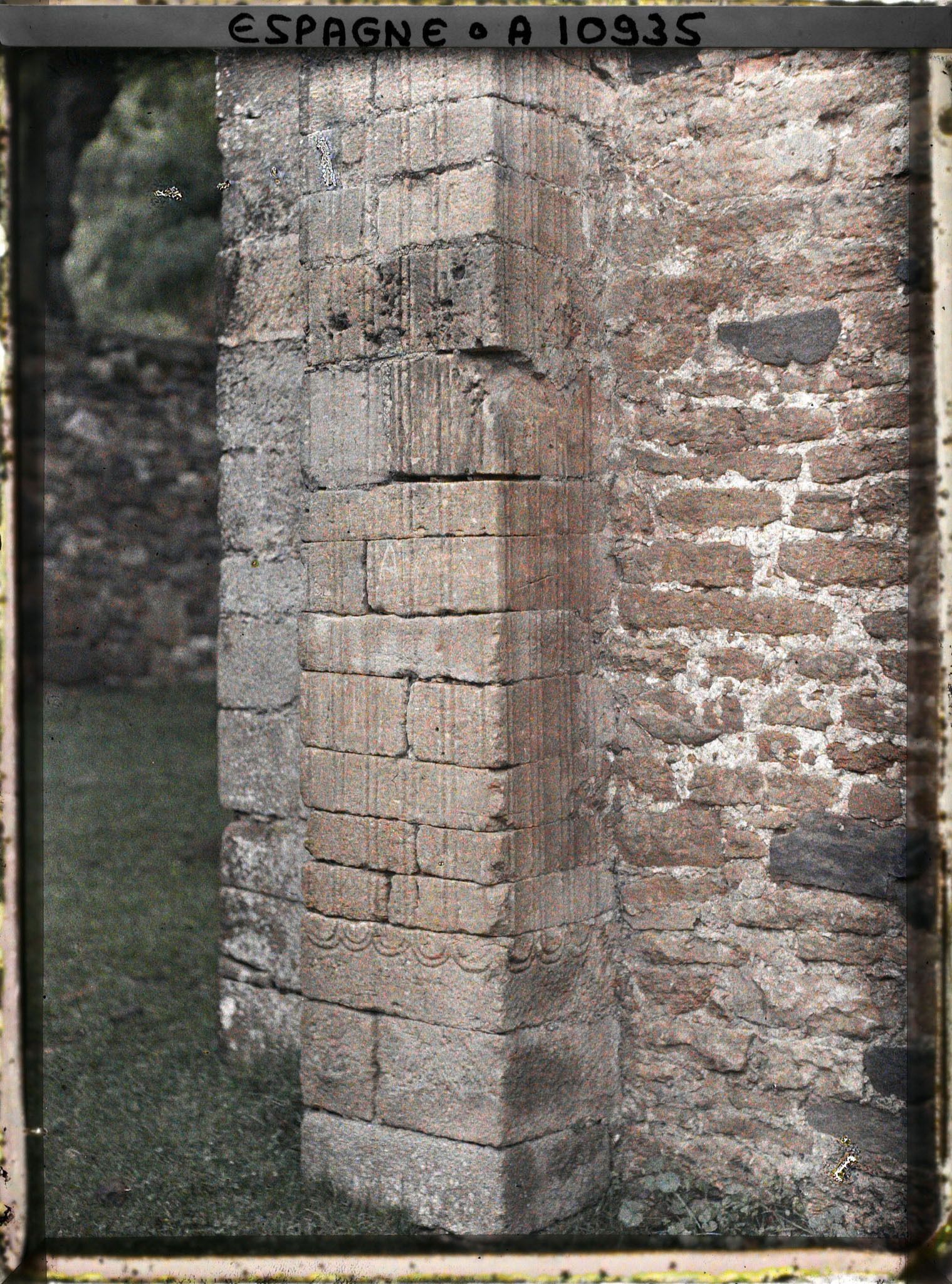 Image représentant Espagne, Près Oviedo, Le bas des cannelures des Contrefords de S. Miguel de Lillo (IXe S.)