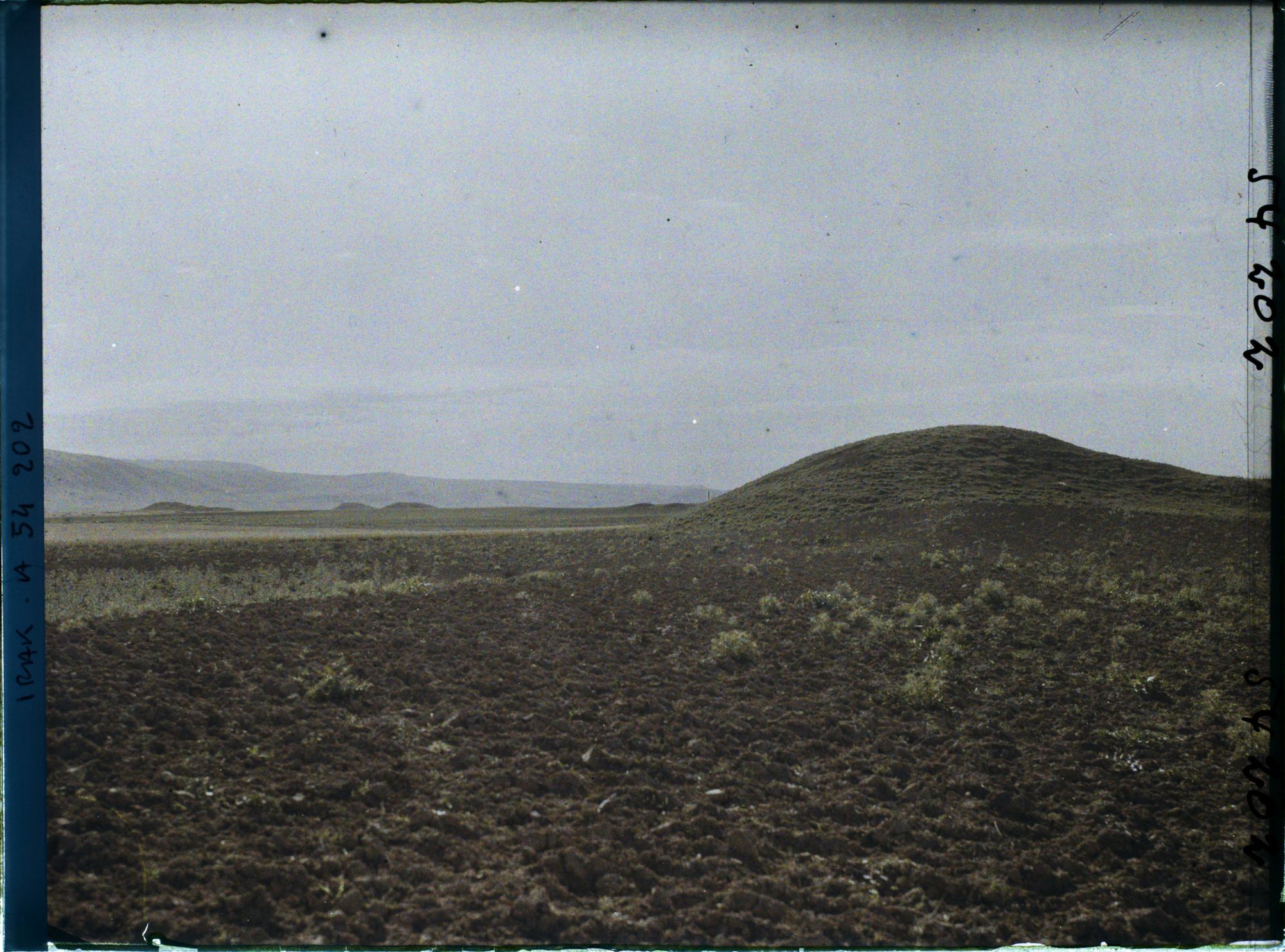 Image représentant Le grand tell (colline artificielle de ruines) de la capitale de Sargon II (722-705 av. J.-C.)