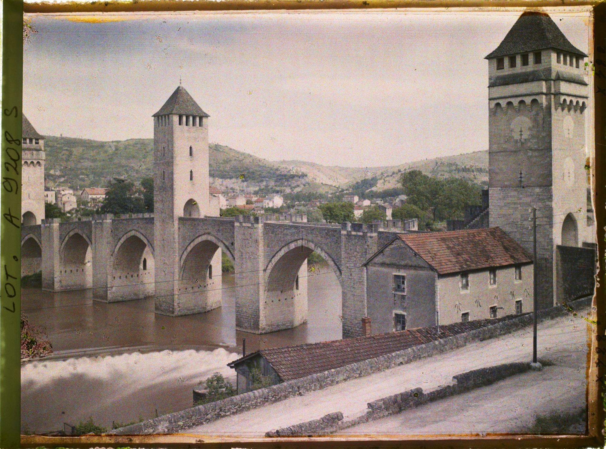 Image représentant France, Cahors, Les baraques à toits rouges accolées au pont