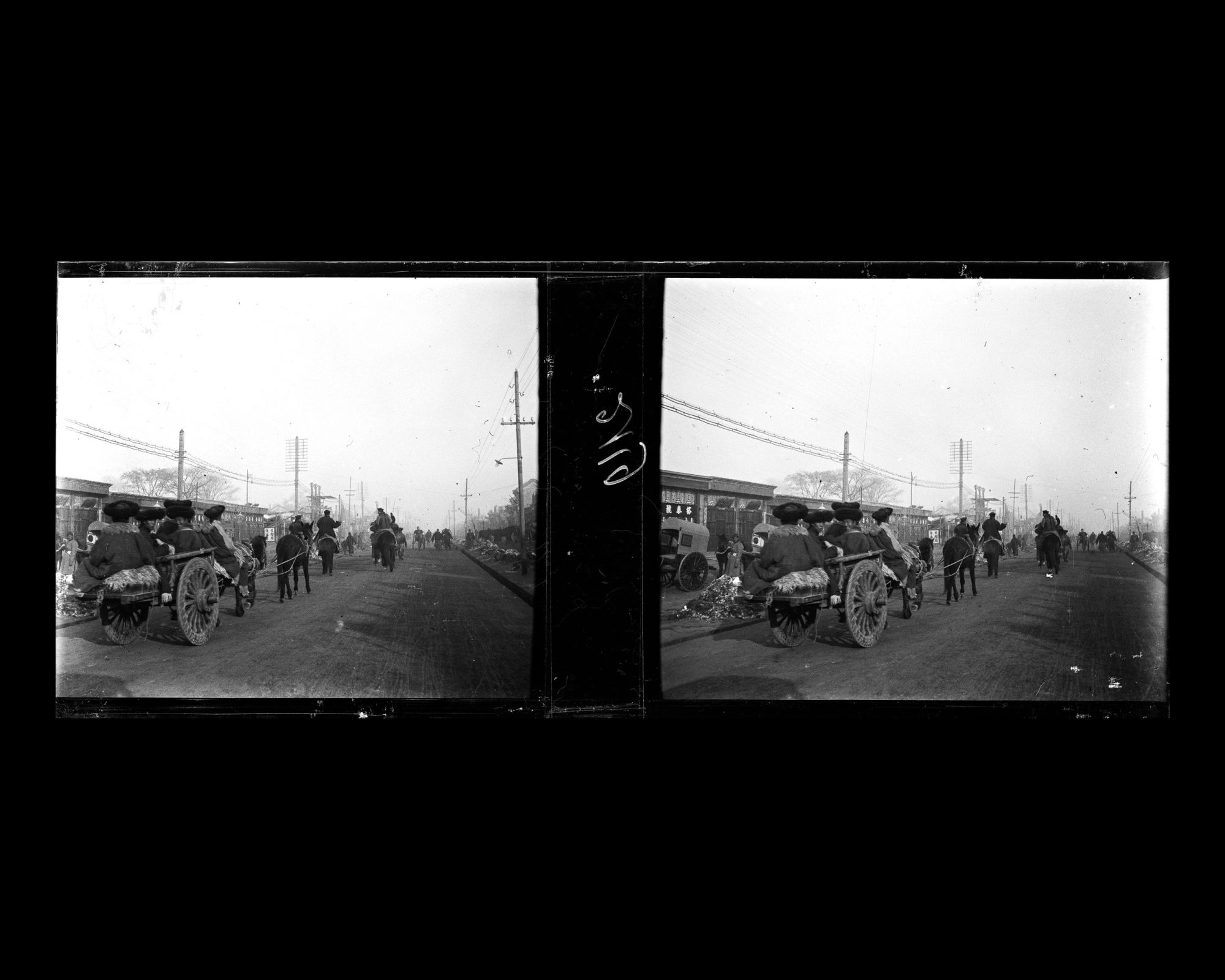 Image représentant Au nord de Beixinqiao ("pont Neuf du Nord"). Un groupe de Mongols transporté dans une charrette et des cavaliers