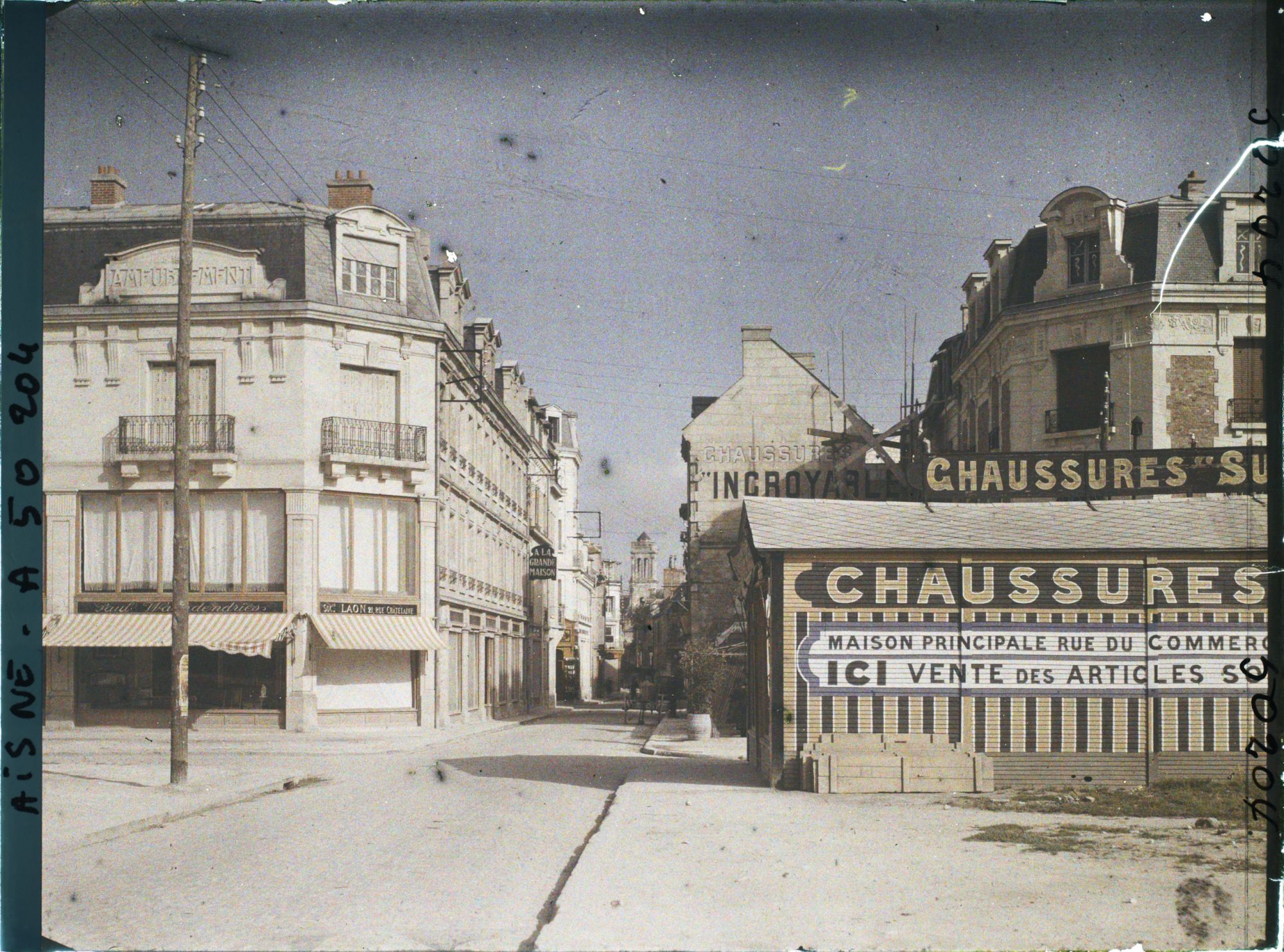 Image représentant France, Soissons, Rue du Commerce vers Eglise St Léger
