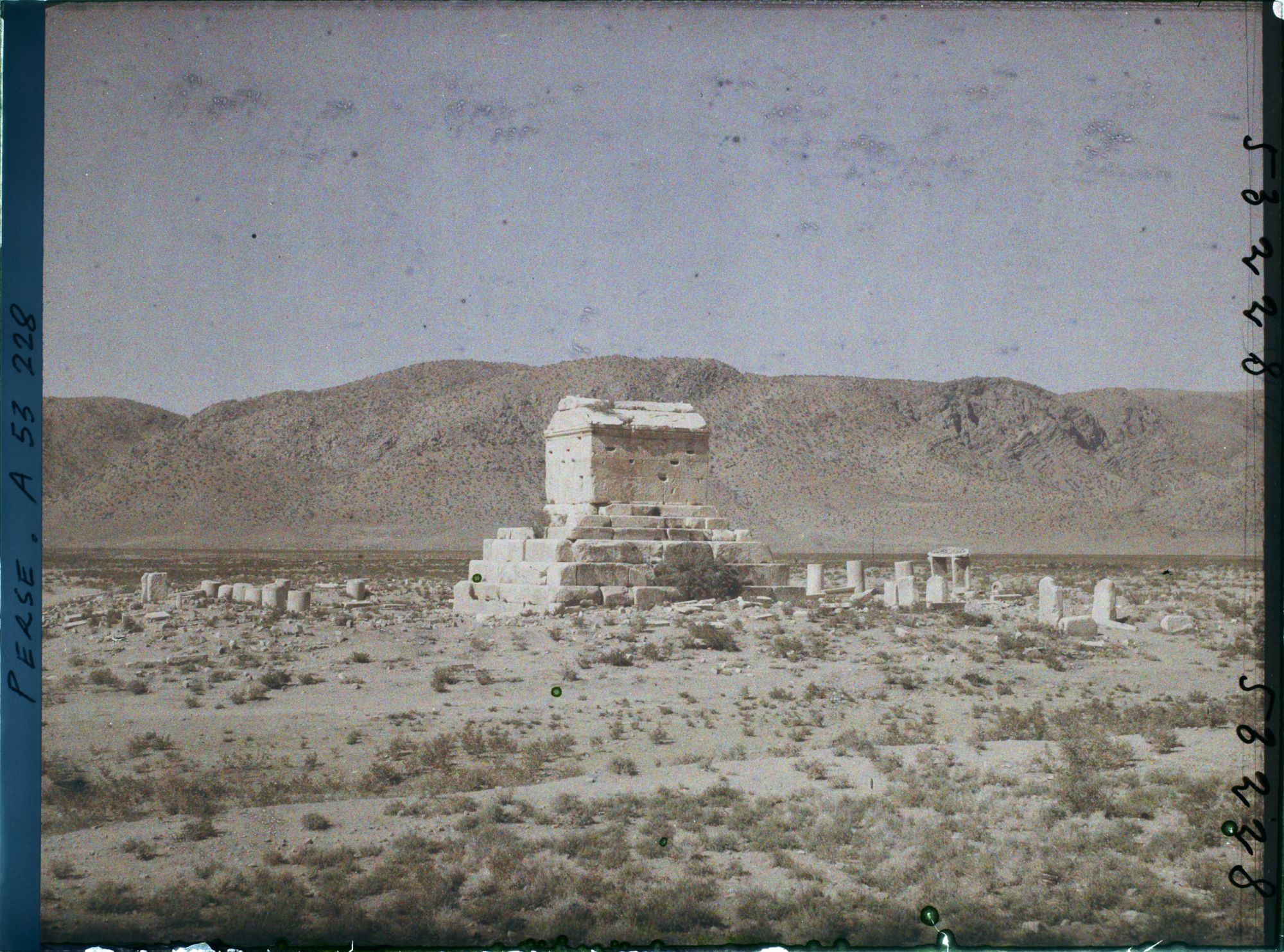 Image représentant Le tombeau de Cyrus II (vers 530 avant JC.)