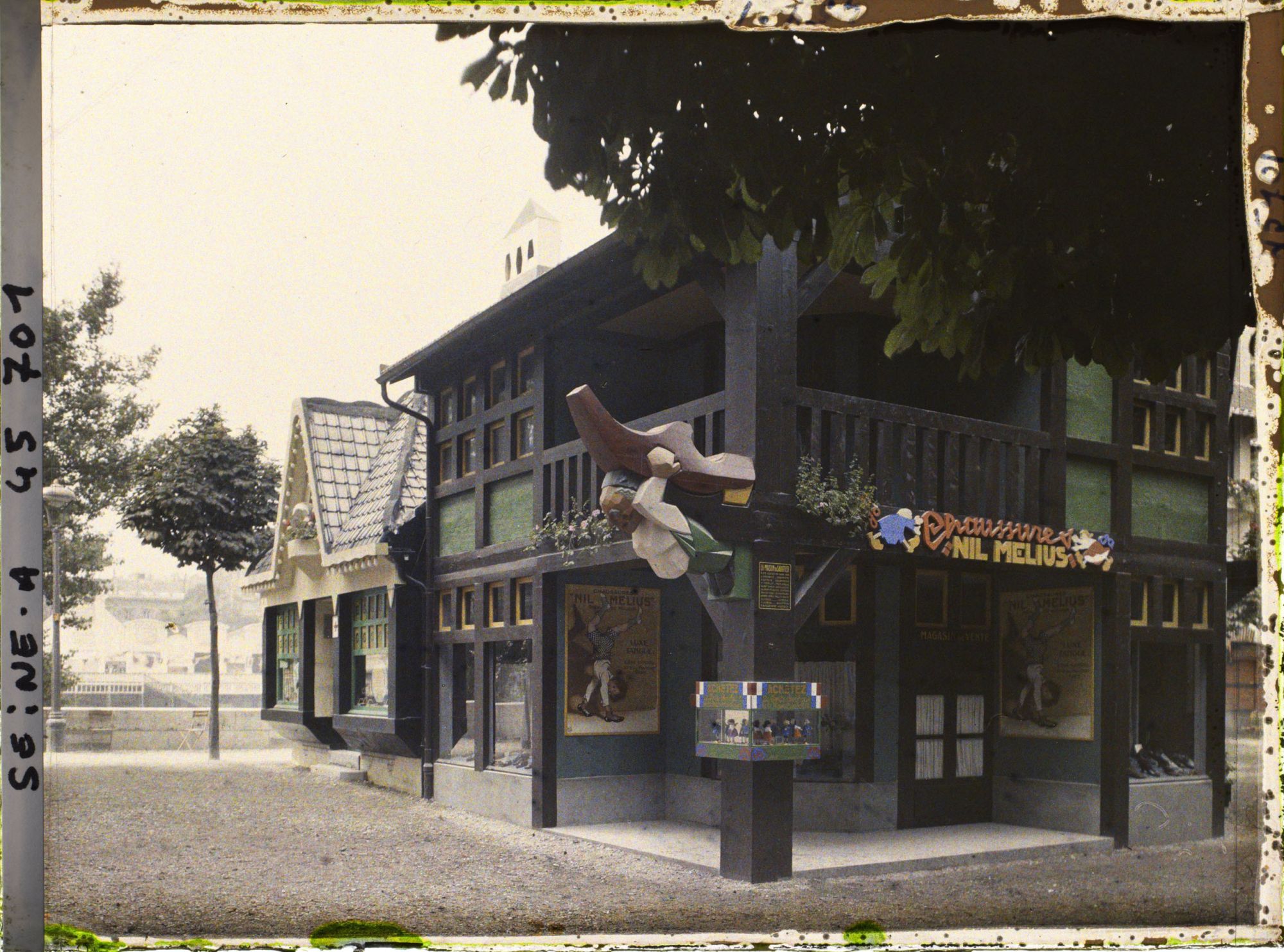 Image représentant L'Exposition des arts décoratifs, le Village français sous la direction de Charles Genuys, Maison du sabotier