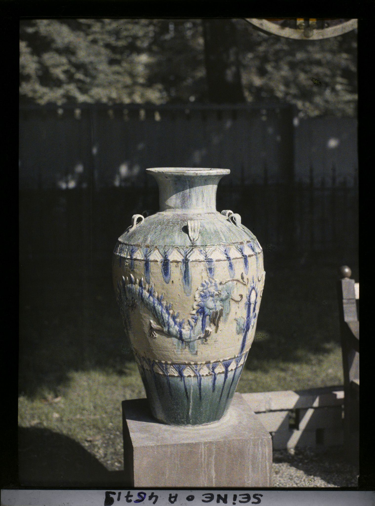 Image représentant L'exposition des arts décoratifs, vase de la section de l'art colonial, l'Indochine