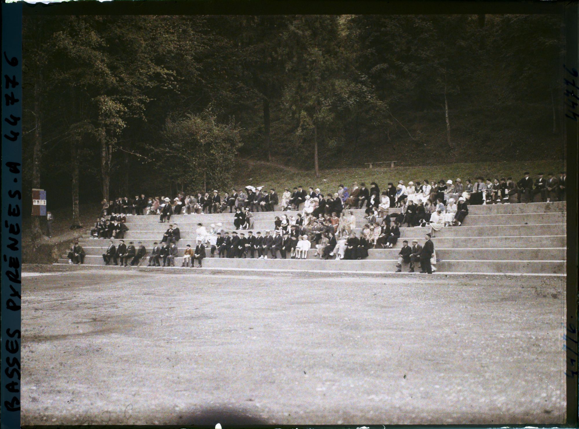 Image représentant France , Tardets, Les tribunes pendant la partie de pelote
