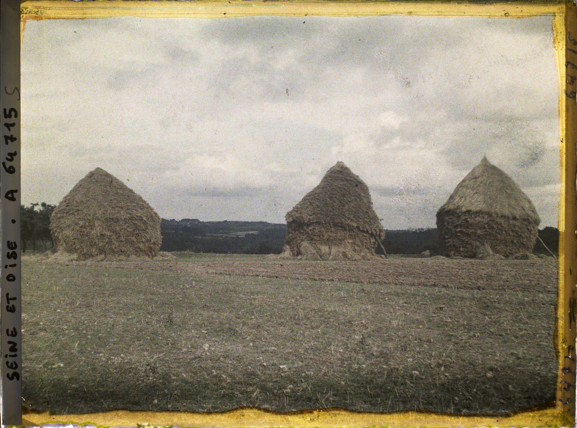 Image représentant Ile de France, Maffliers, Groupe de meules de blé et ciel orageux