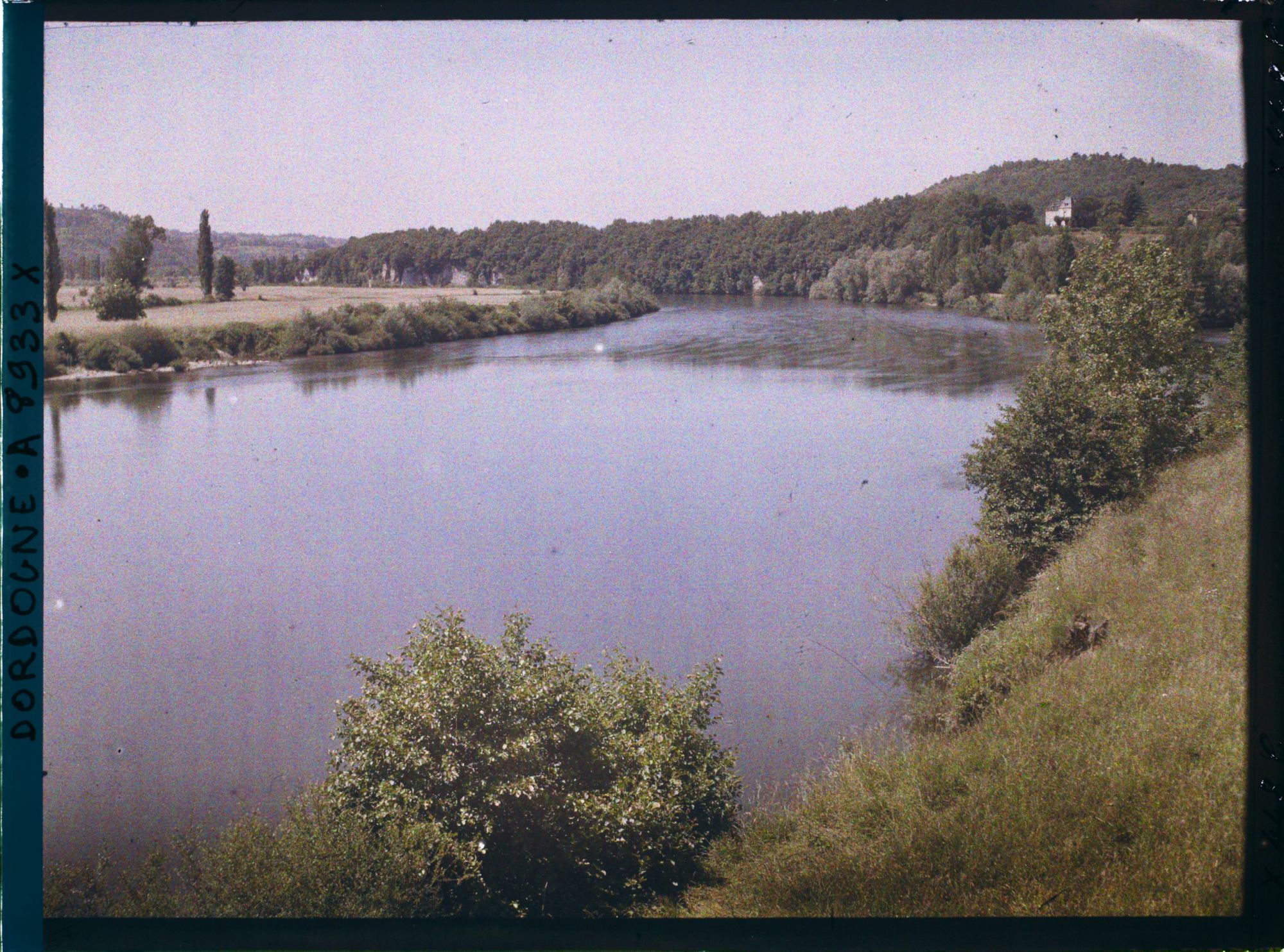 Image représentant France, Vitrac, Les bords de la Dordogne à Vitrac vue vers l'aval