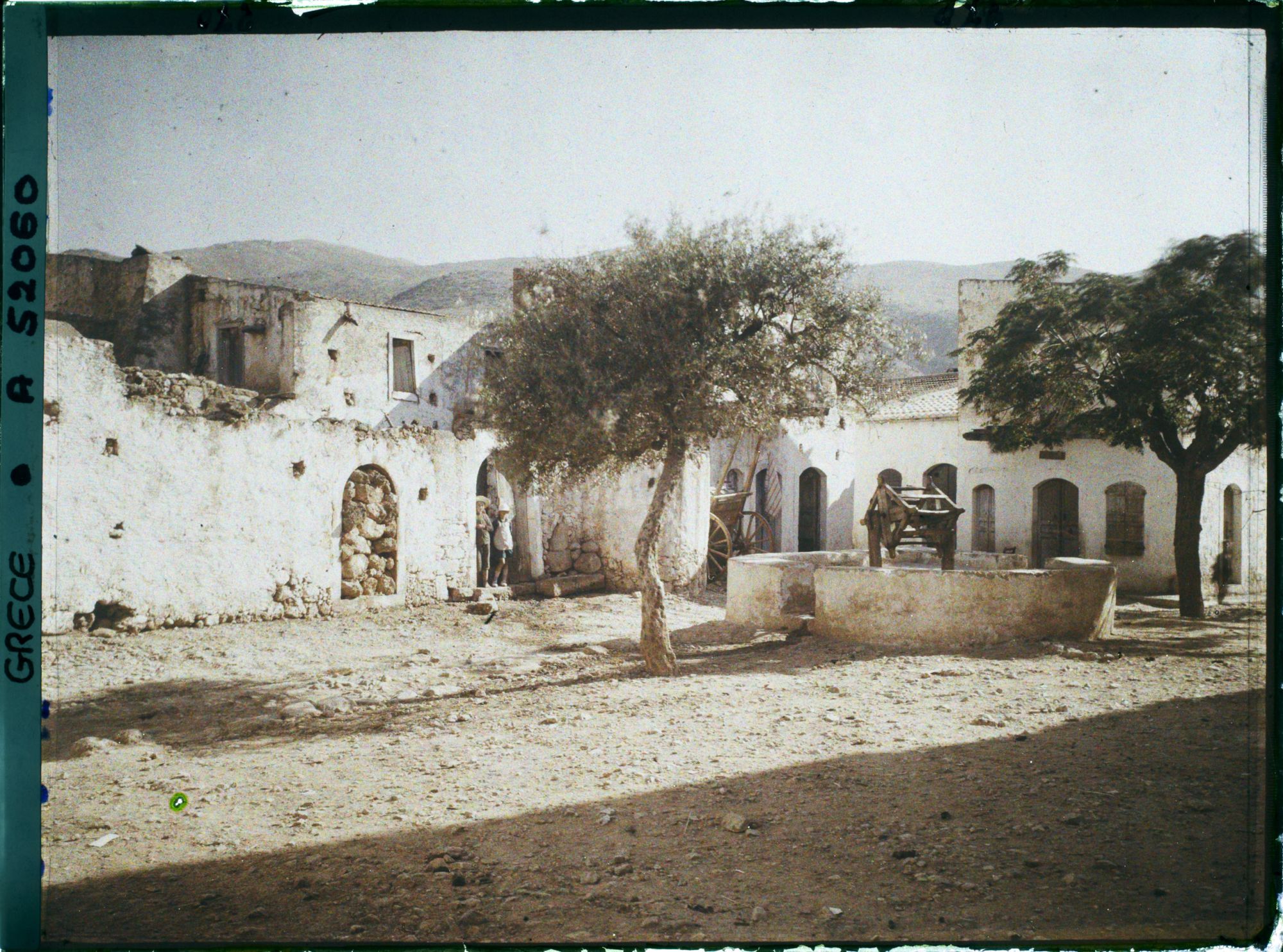 Image représentant La place de l'église du village de Malia