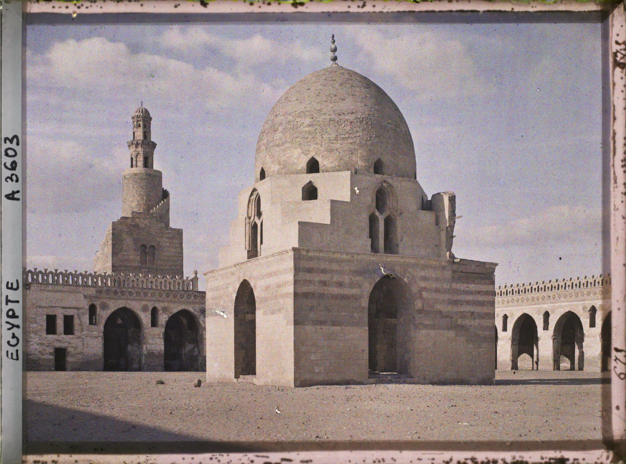 Image représentant Intérieur de la cour de la mosquée d'Ibn Tûlûn