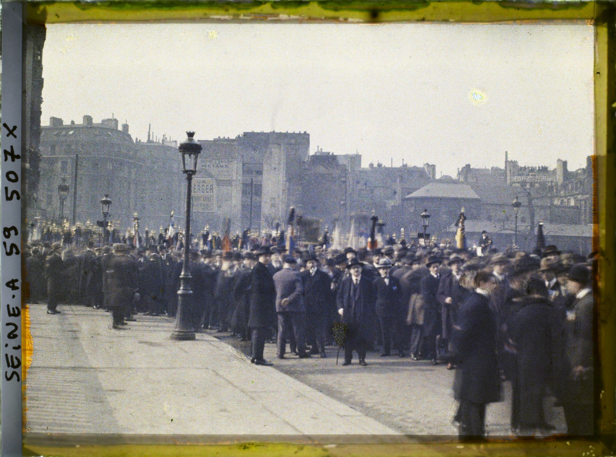 Image représentant La foule (anciens combattants) sur le pont au Double pour les obsèques du maréchal Foch, vue prise en direction du quai de Montebello