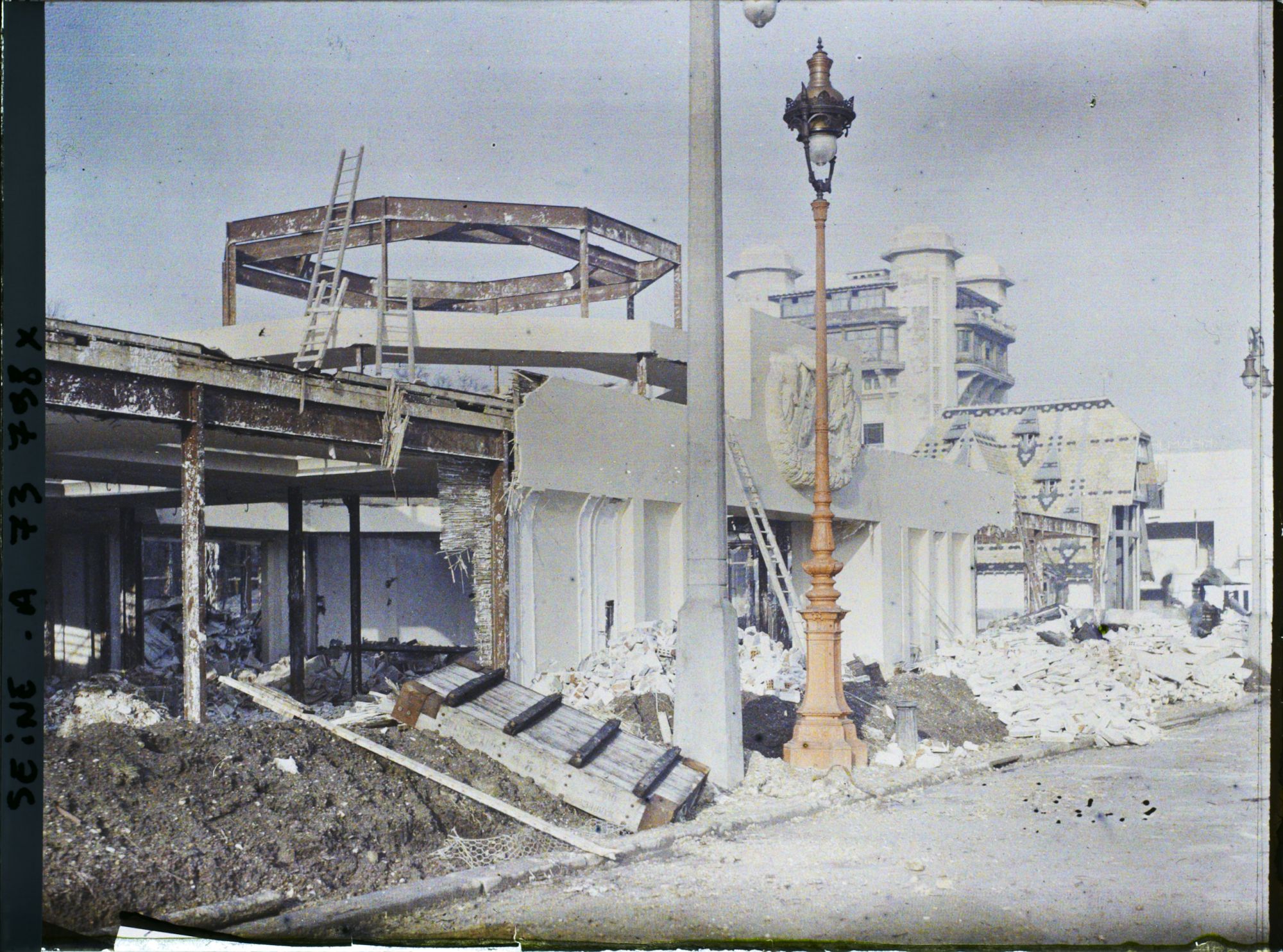 Image représentant L'exposition des arts décoratifs, démolition des pavillons sur l'esplanade des Invalides