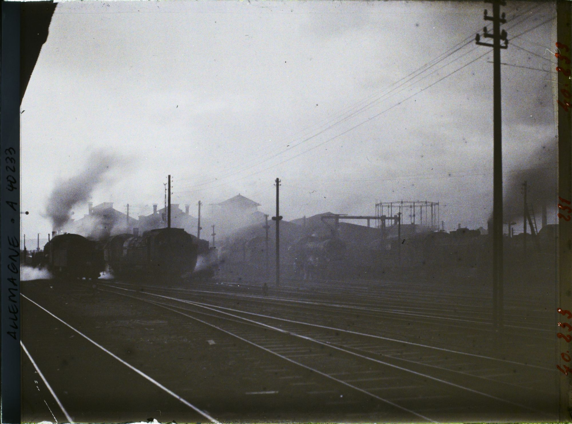 Image représentant Prusse, Düren, Gare de Düren, locomotives, (Ciel, le soir) contre jour