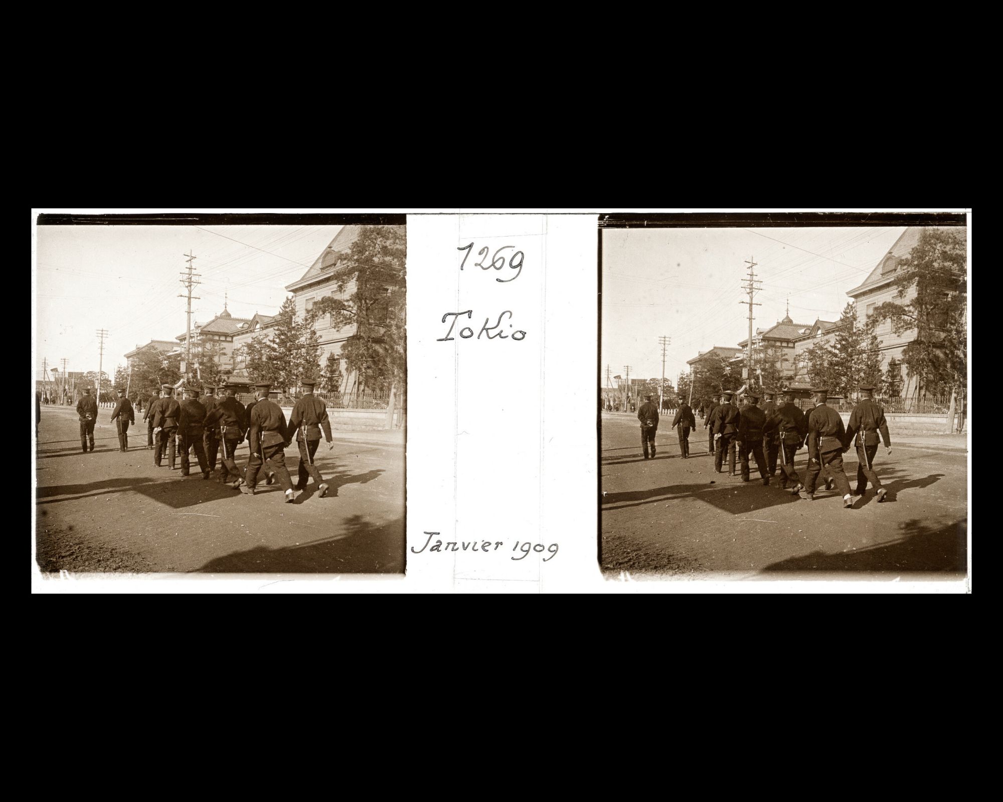 Image représentant Militaires et passants en promenade sur une grande avenue