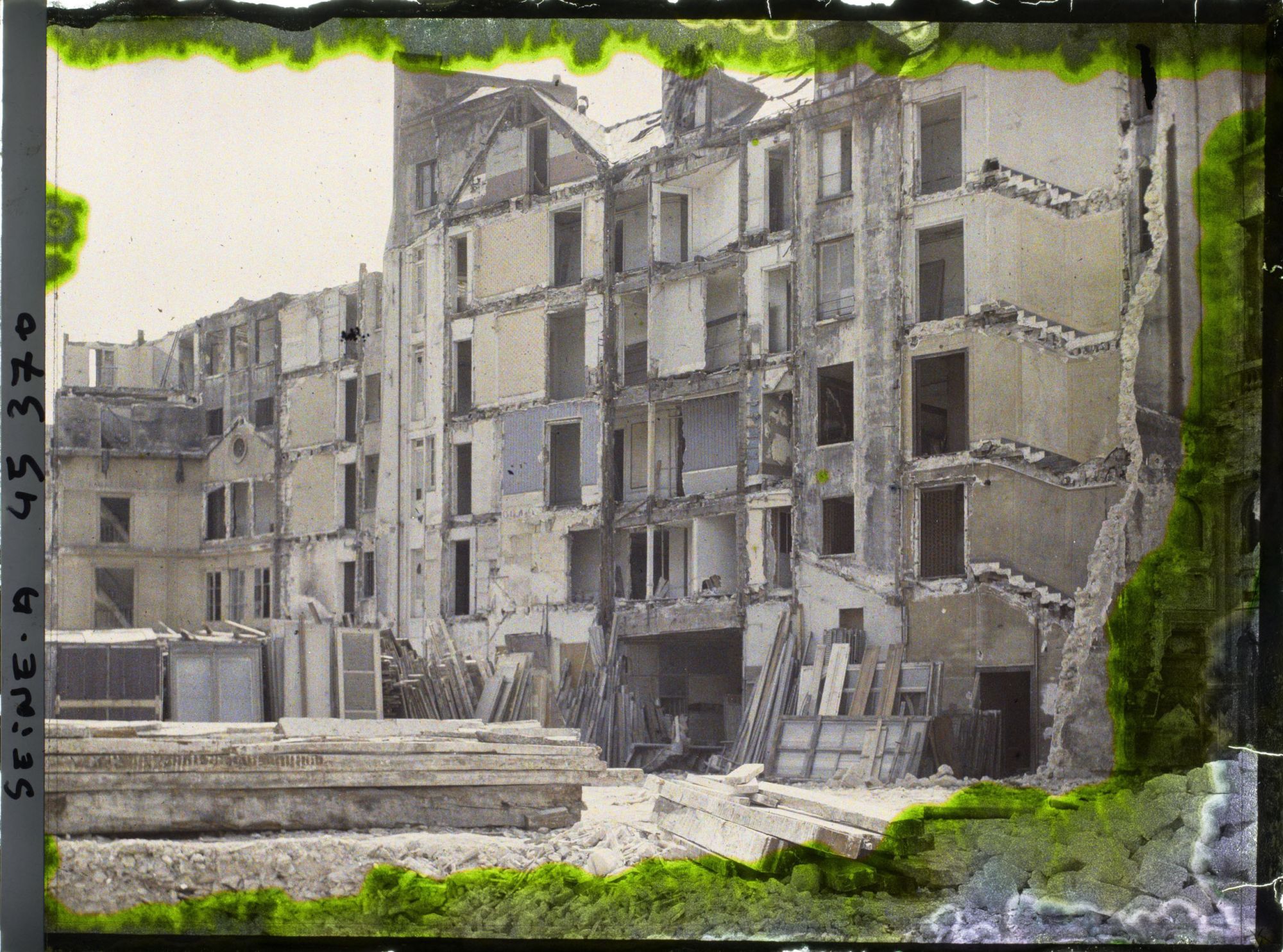 Image représentant Les démolitions du boulevard Haussmann, prises depuis la rue Le Peletier vers le boulevard des Italiens