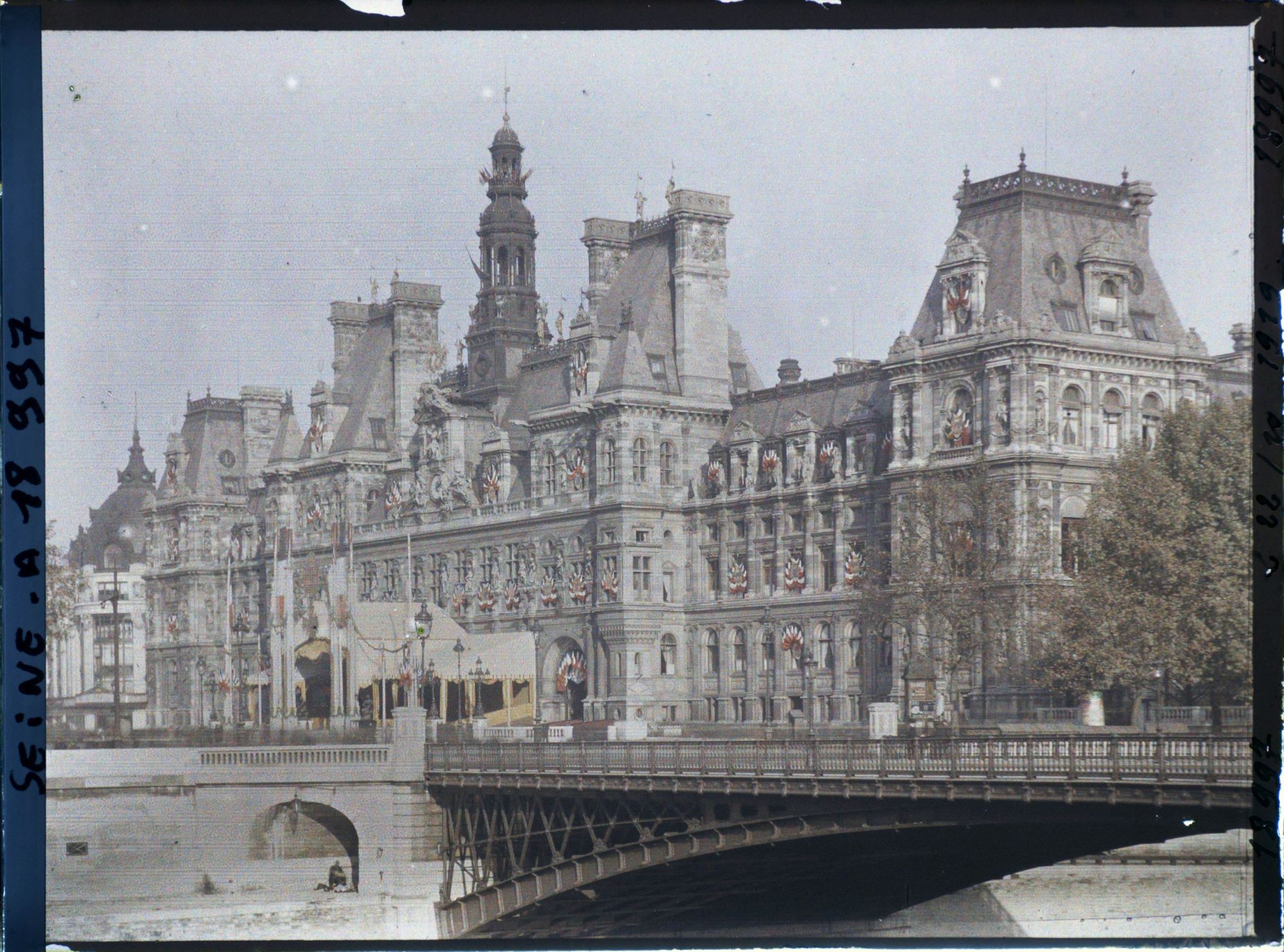 Image représentant L'Hôtel de Ville de Paris décoré de la Croix de Guerre