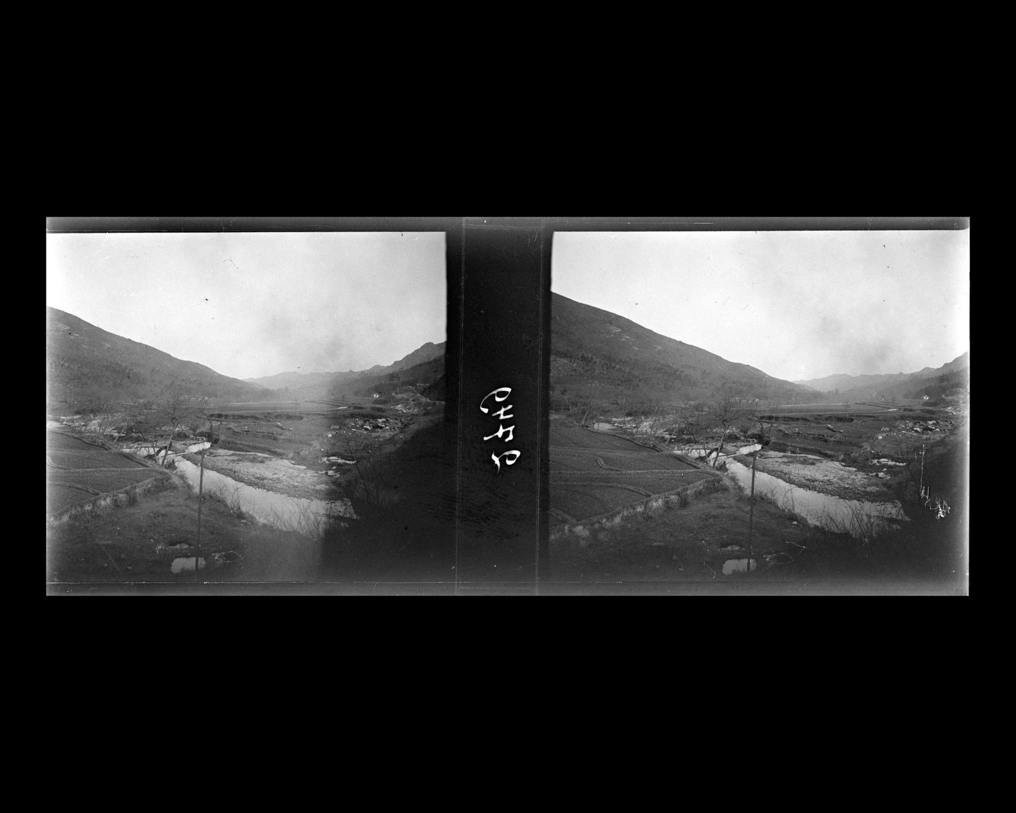 Image représentant Paysage de rizières et un cours d'eau dans la région de Tsi-Kong-chan (Jigongshan, "montagne du Coq")