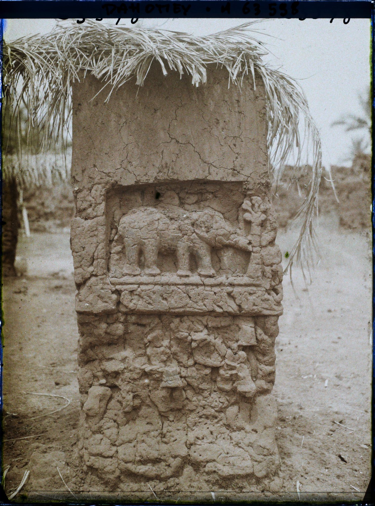 Image représentant Bas-relief d'une résidence du quartier de Gbécon-Hounli, non loin du palais princier de Guézo, motif d'éléphant chargeant un arbre