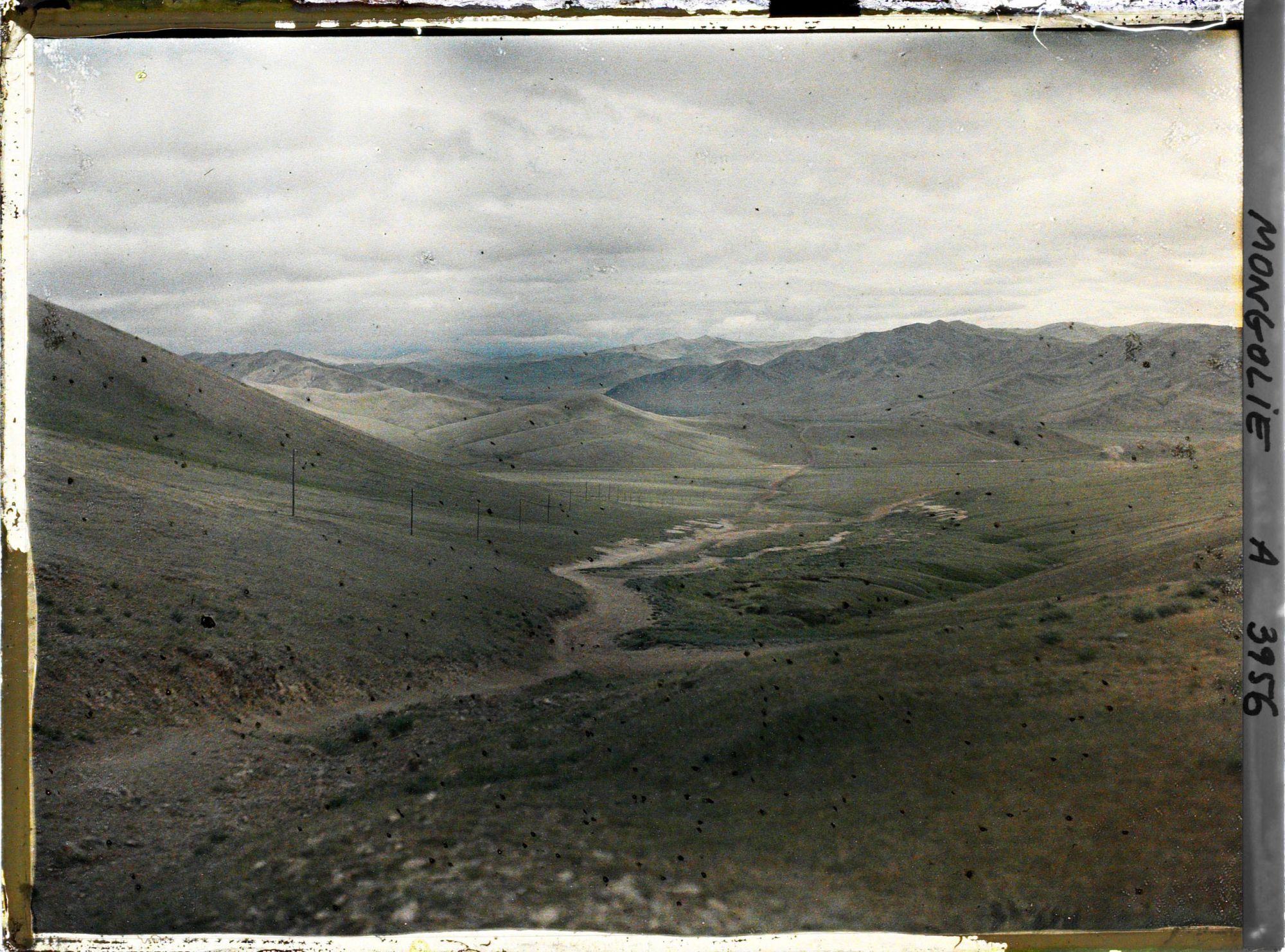 Image représentant La piste bordée de poteaux télégraphiques à travers la montagne