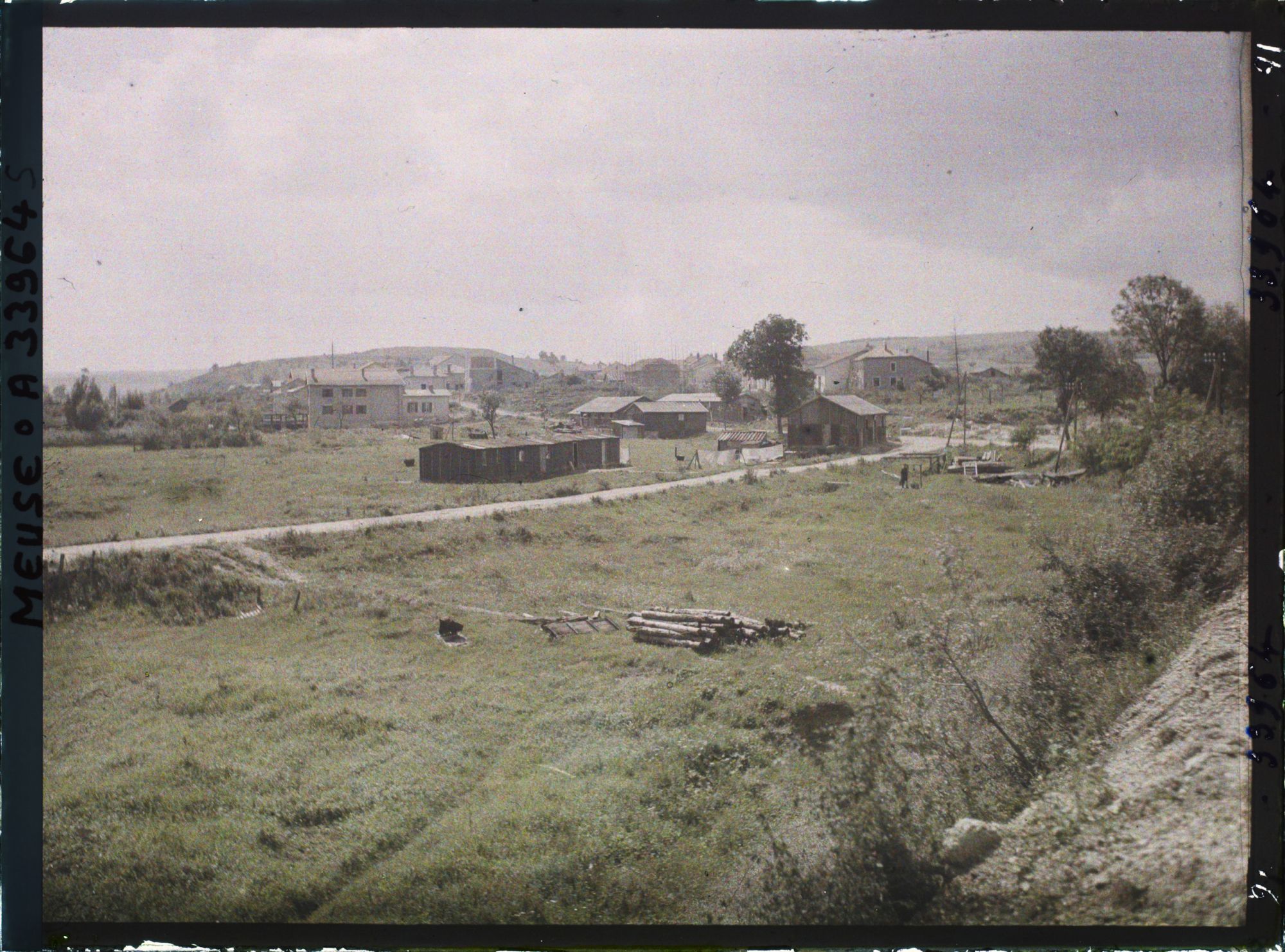 Image représentant France, Charny, L'ensemble du Village vu des bords de la Meuse au fond la Crête et le fort Vacherauville)