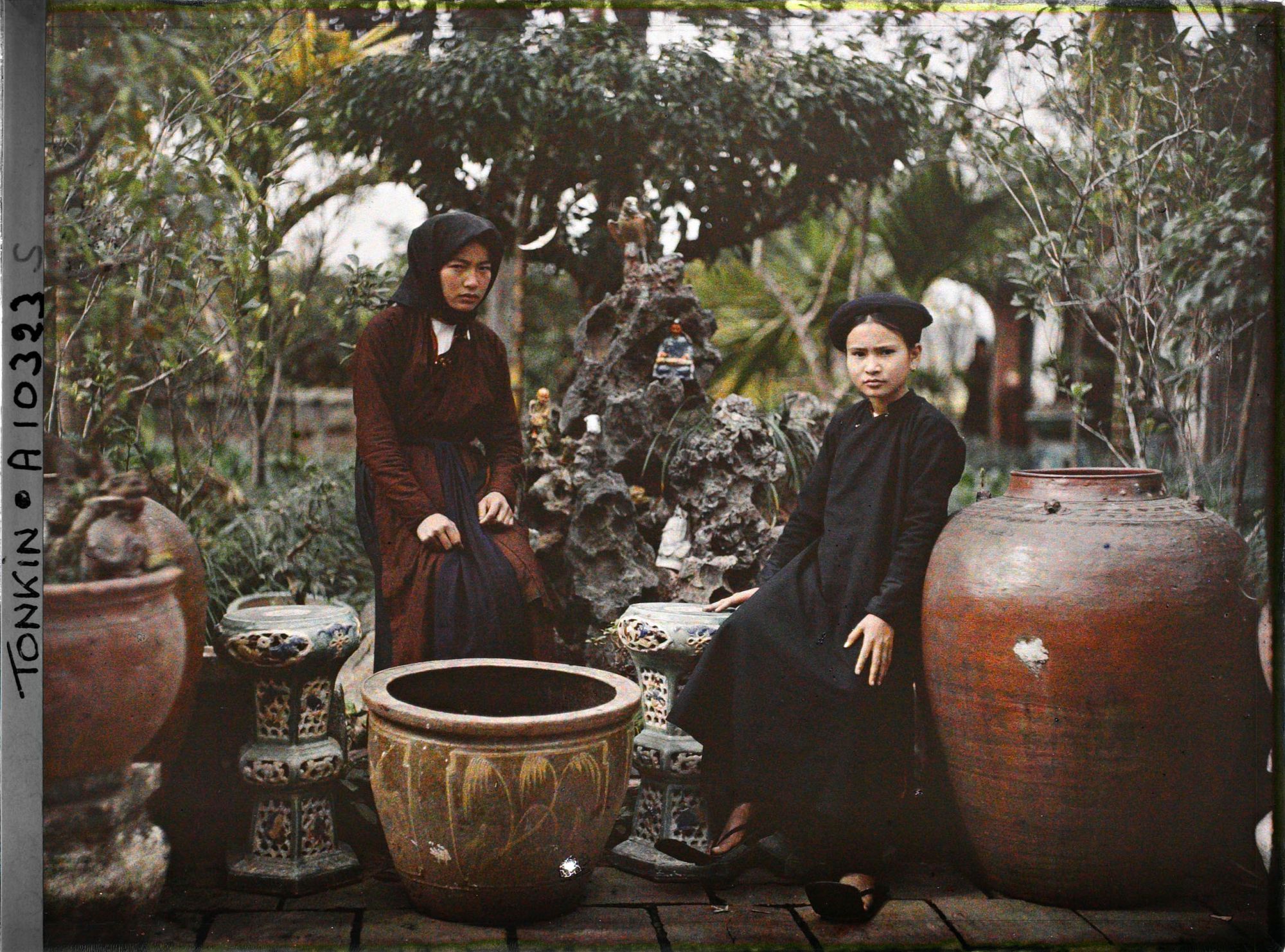 Image représentant Deux jeunes filles de famille aisée assises dans un jardin, devant un " paradis bouddhique "
