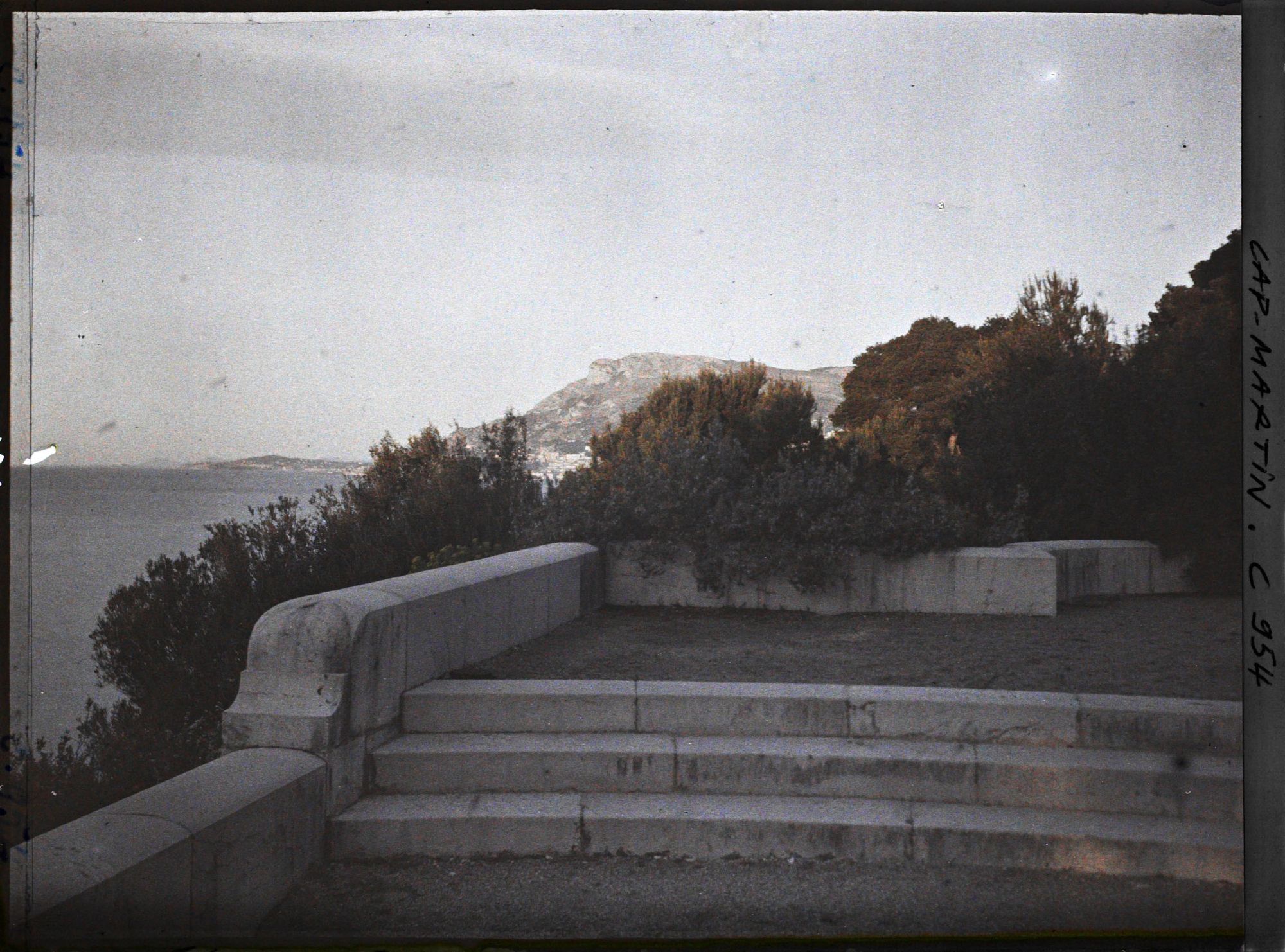 Image représentant Un angle de la terrasse inférieure de la villa Kahn, dite villa Zamir, vu vers Monaco