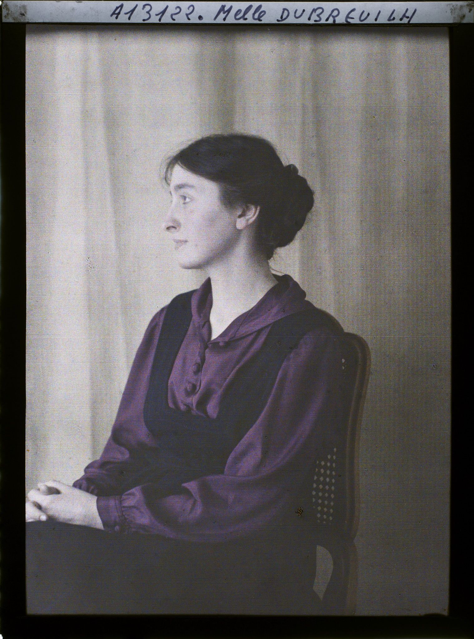 Image représentant https://musee-albert-kahn.s-museum.fr/home/NWQ2OTAwYzNmYjZlZTk1ZWQwODJmMjY4L2dlbmVyaWMtbm90aWNlLXRhYi9waHlzaWNhbE11c2V1bUl0ZW0vNjE3YTdhNDdjZjhiODk2OGIzMzhhYjA2/5d6900c3fb6ee95ed082f268/generic-notice-tab/physicalMuseumItem/617a7a44cf8b8968b3381ef5 Mademoiselle Dubreuilh