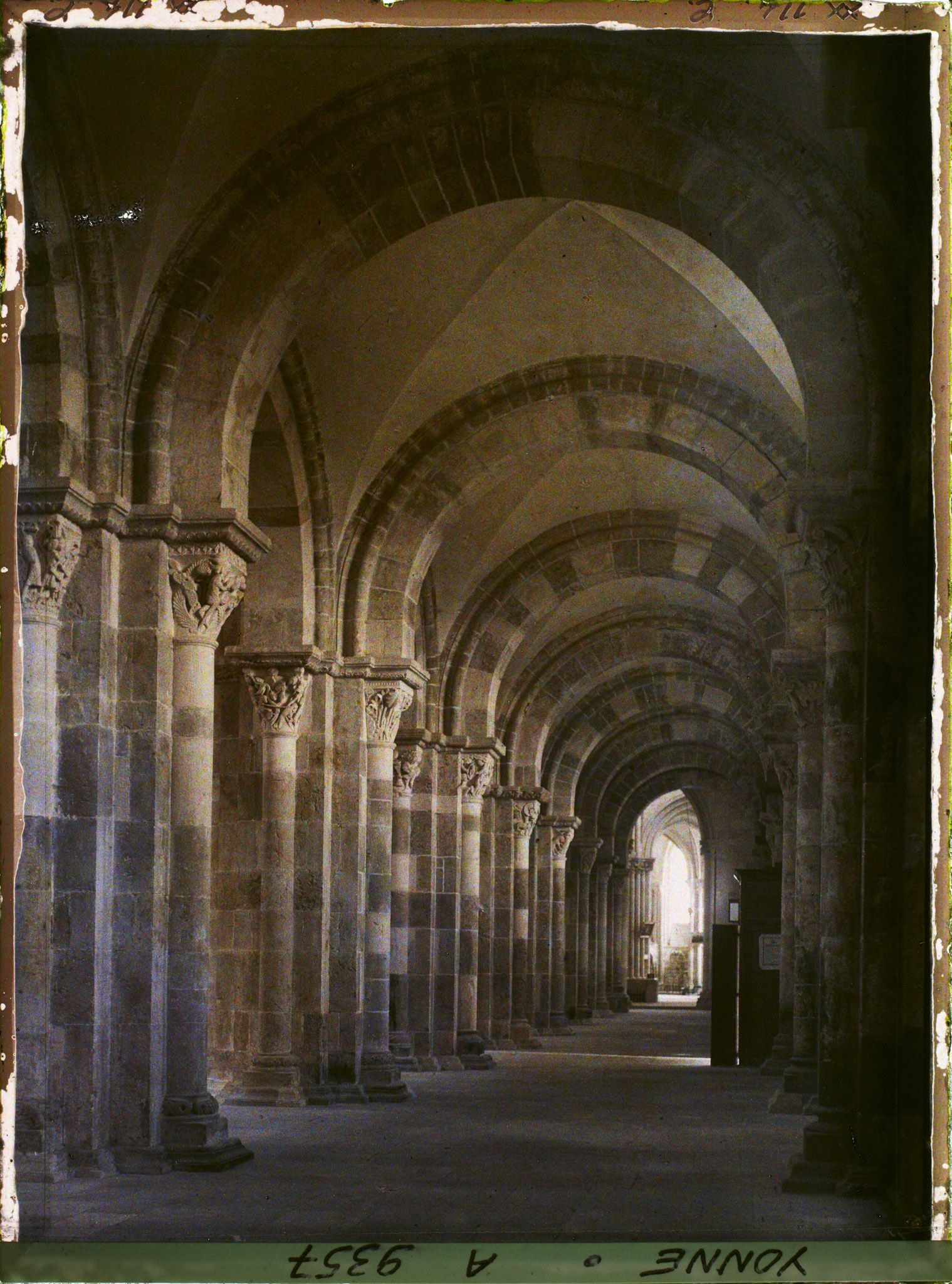 Image représentant France, Vézelay, La nef latérale droite du XIe S.et du début du XIIe ( en 1104, la nef devait être très avancée)