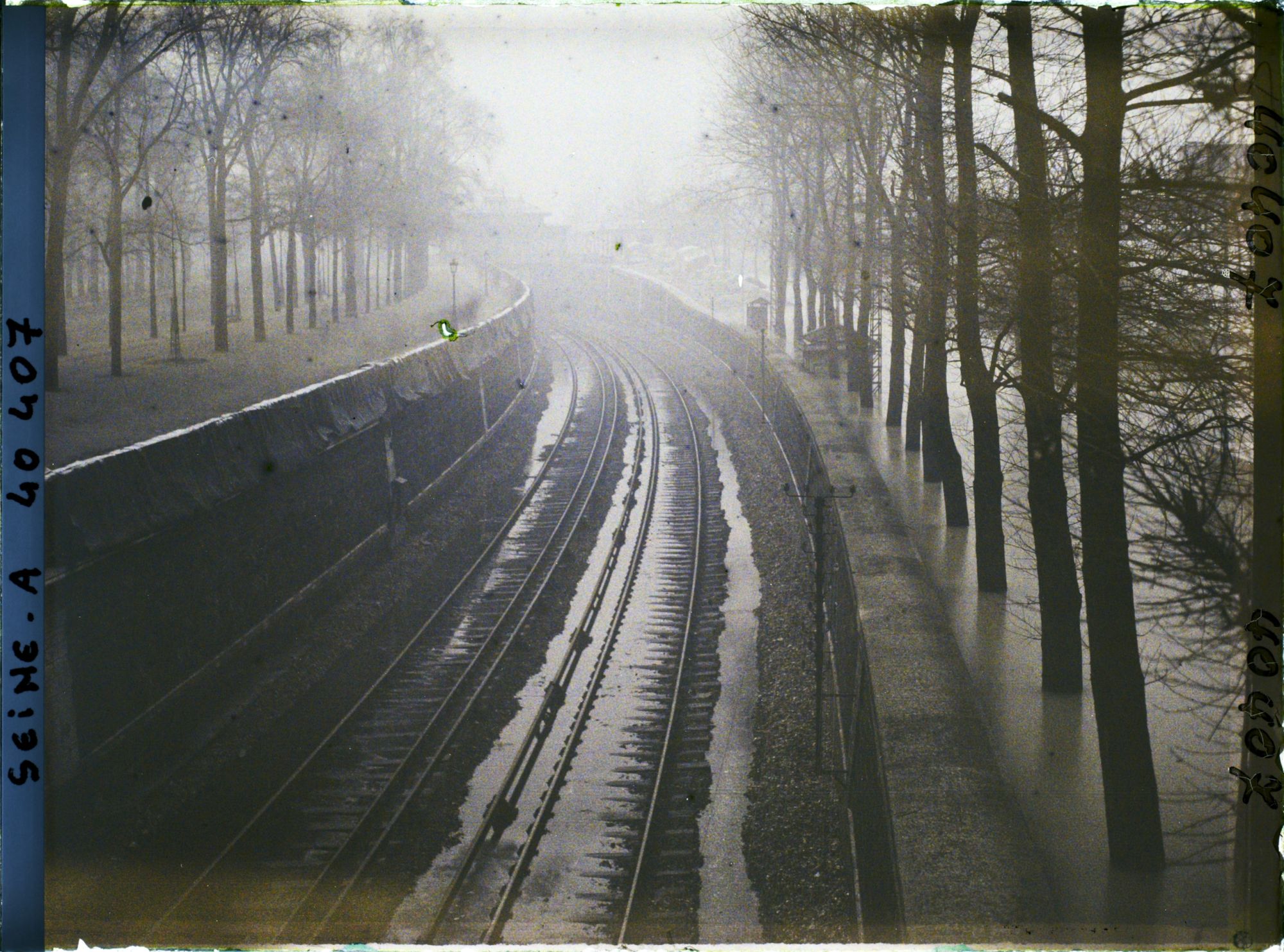 Image représentant La crue de la Seine quai d'Orsay, la ligne de chemins de fer des Invalides à Versailles-Rive-Gauche inondée