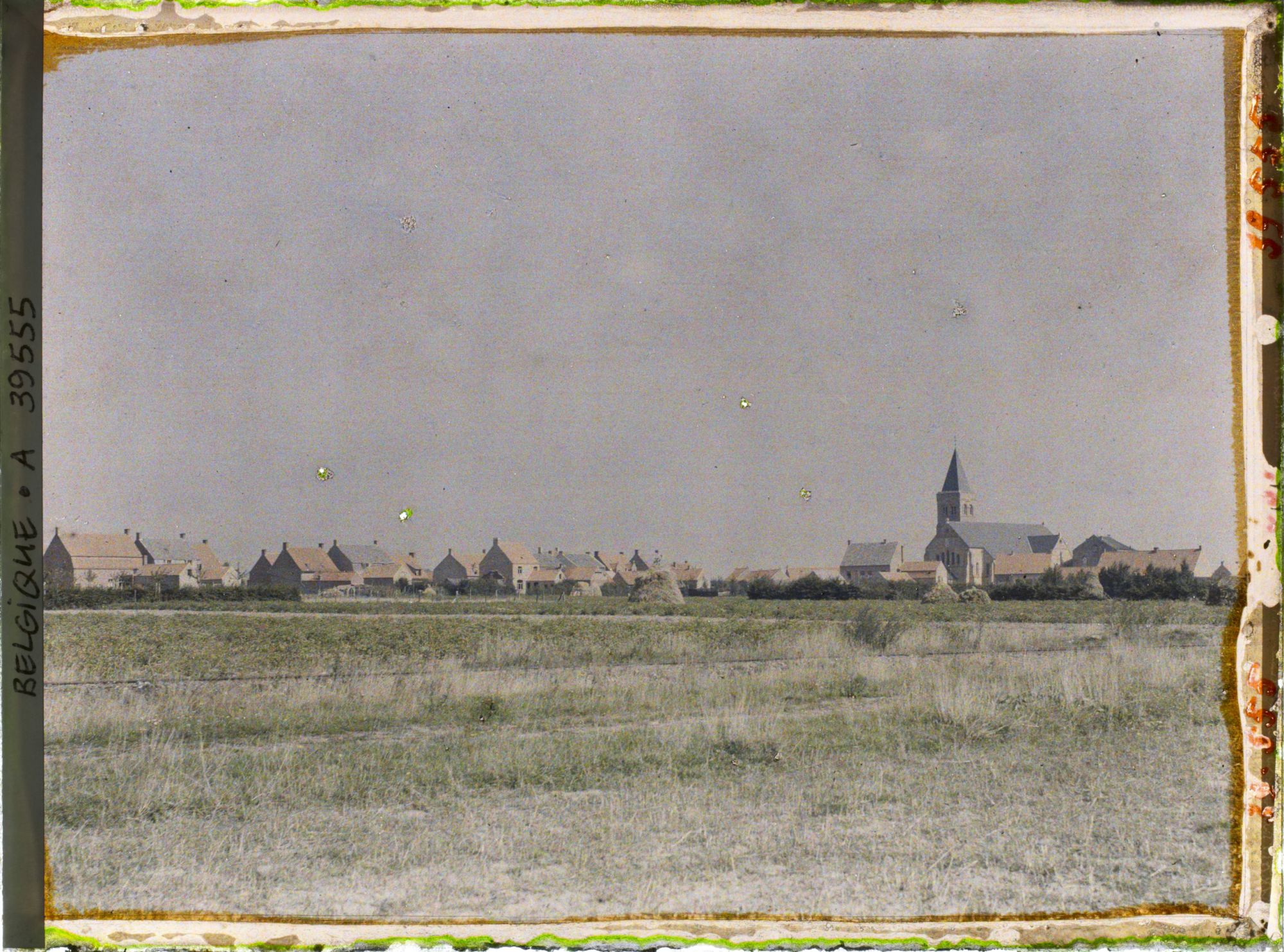 Image représentant Belgique, Font d'Houthulst, Une vue vers l'Eglise