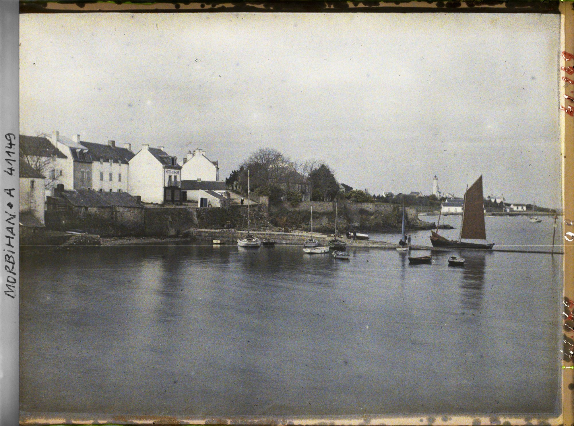 Image représentant Un sinago ou sinagot dans le port et le phare de la presqu'île de Rhuys