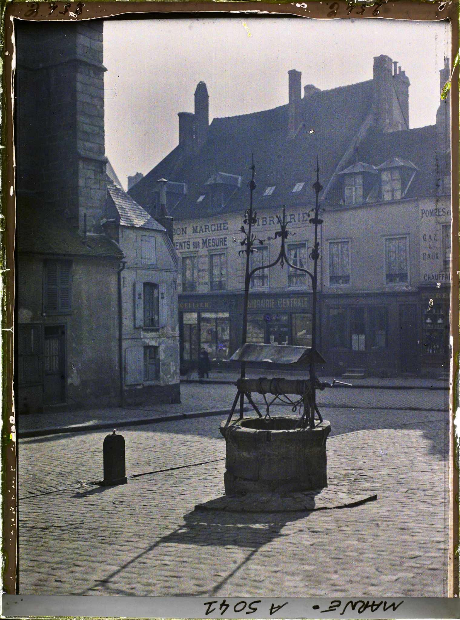 Image représentant Le puits Doré à côté de l'église Saint-Denis