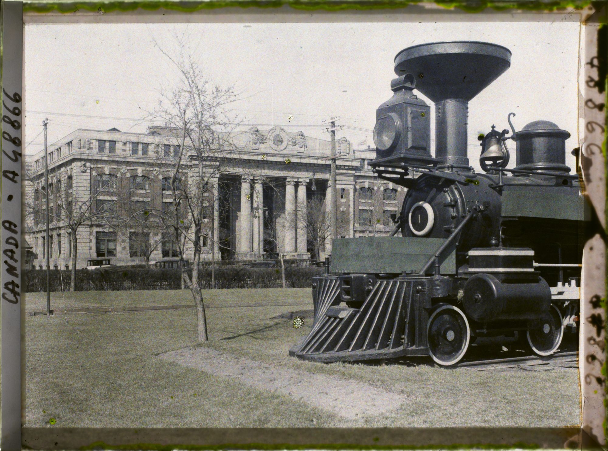Image représentant Canada, Winnipeg, La 1ère locomotive arrivée à Winnipeg C.P.R. et la nouvelle gare du C.P.R.