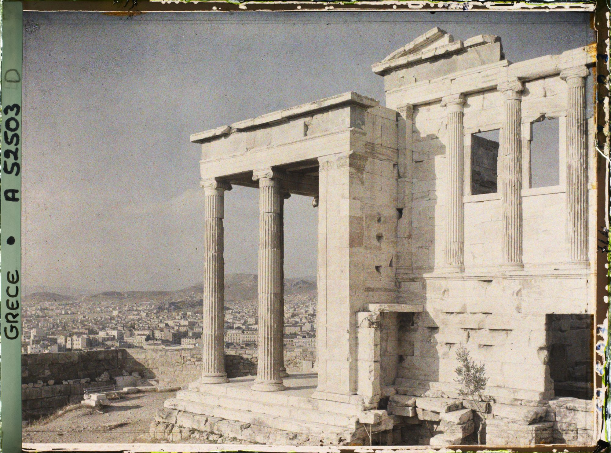 Image représentant Sur l'Acropole, le saillant nord (à gauche) de l'Erechtheion et la vue sur la ville