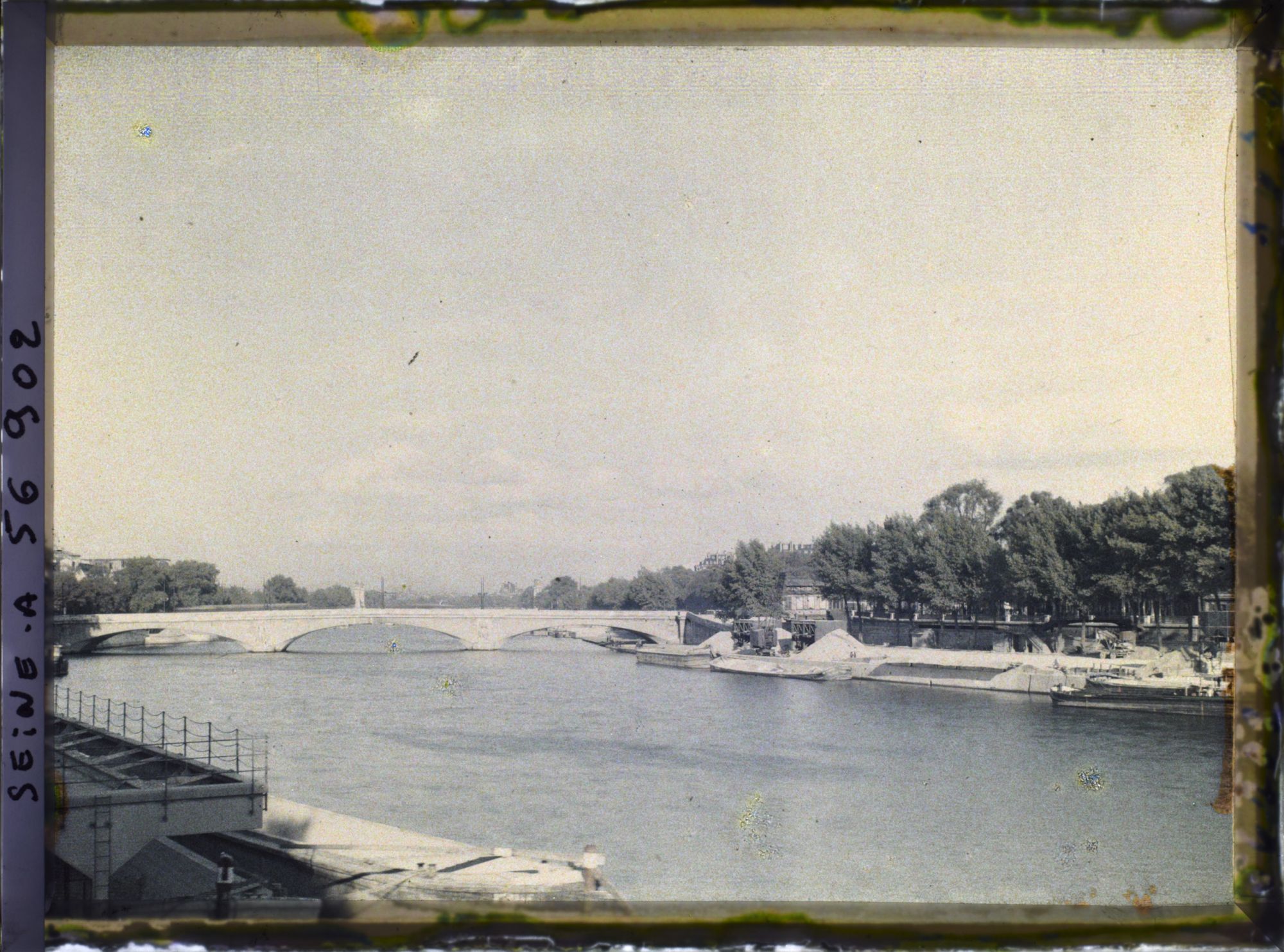 Image représentant Le ciel de Paris le jour de la signature du pacte Briand-Kellogg (vue sur le pont des Invalides depuis le port de la Conférence)