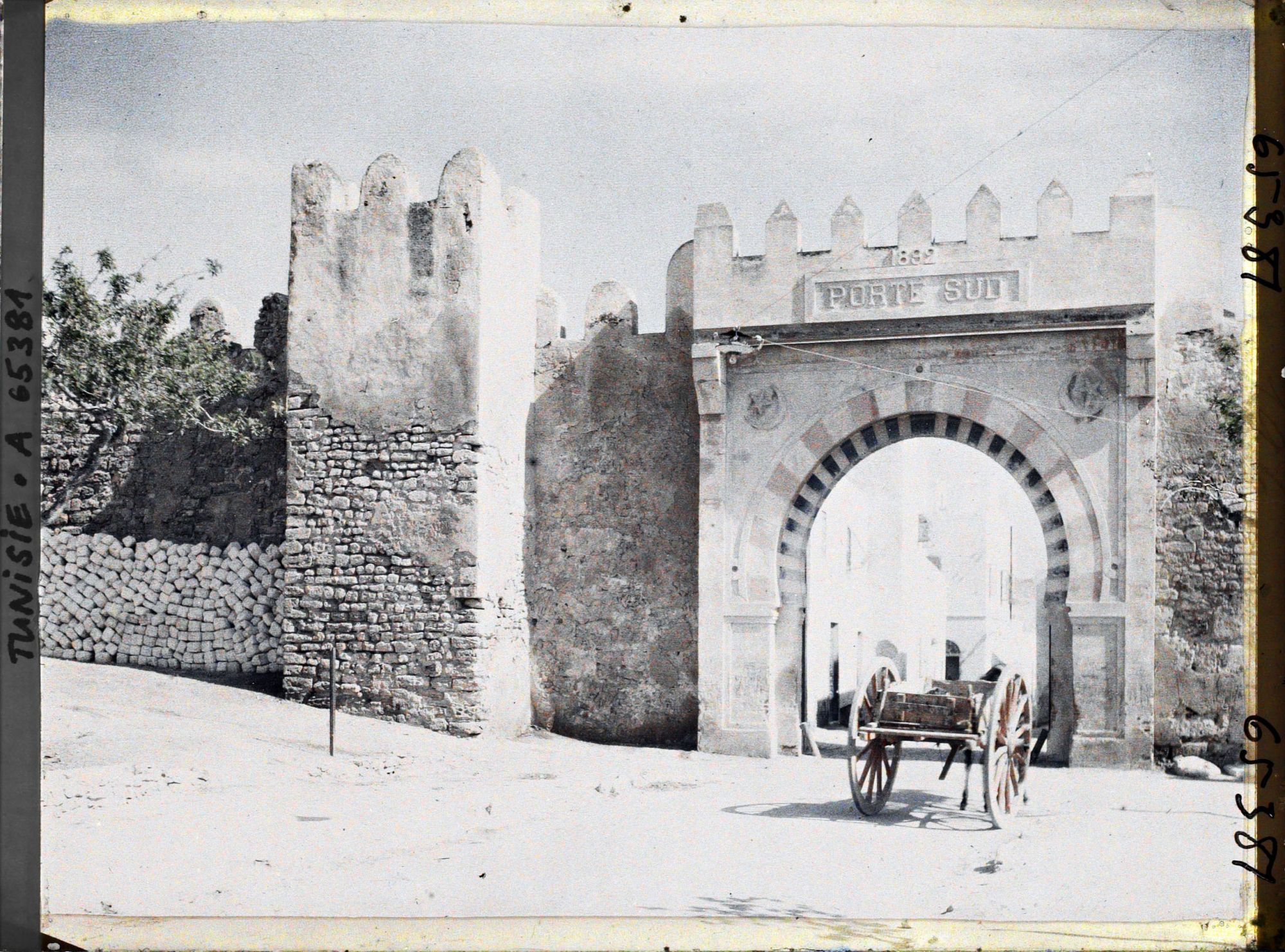 Image représentant Une charrette devant la porte sud du rempart de la médina