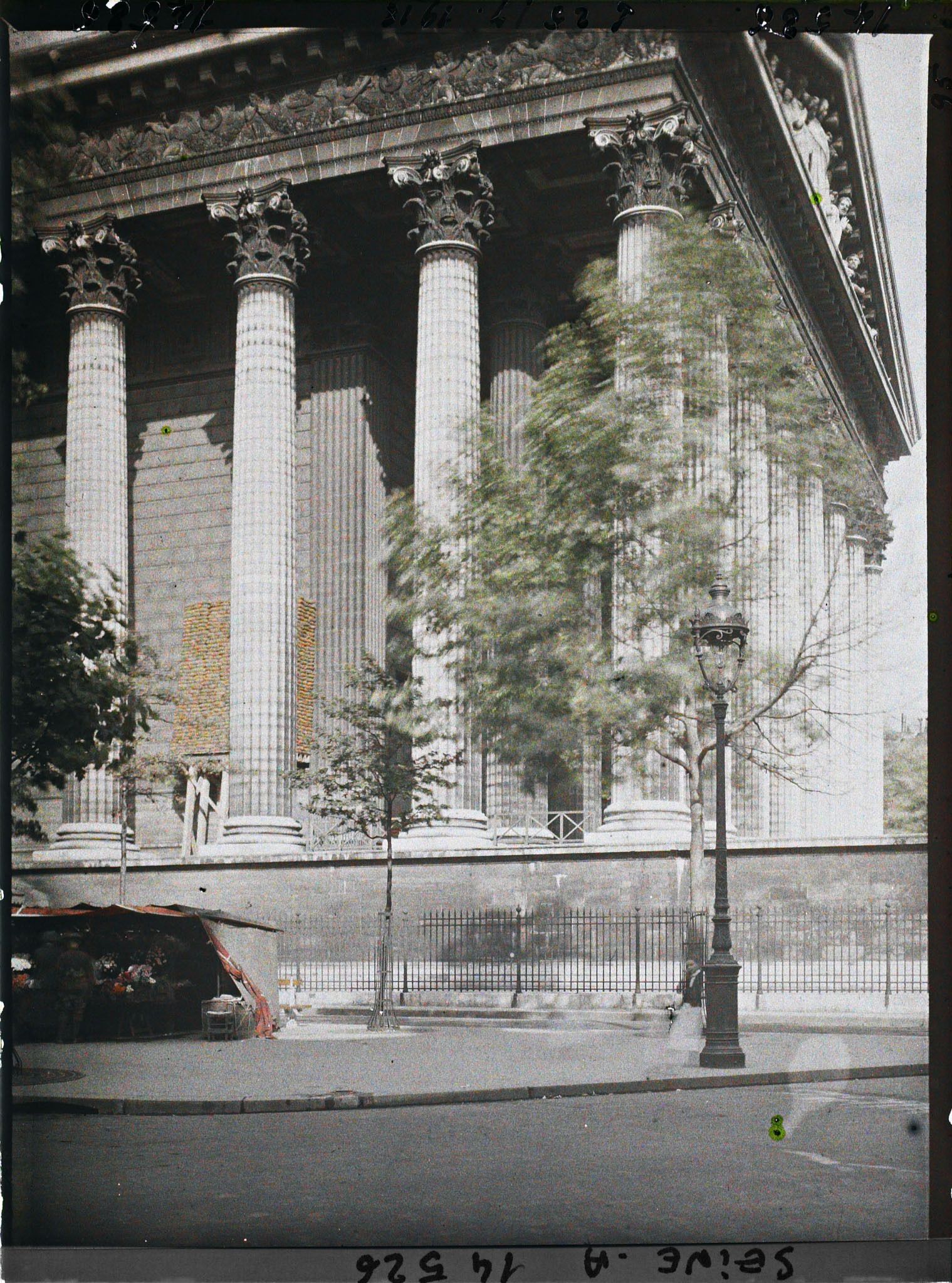 Image représentant L'église de la Madeleine, une statue de saint protégée contre les bombardements