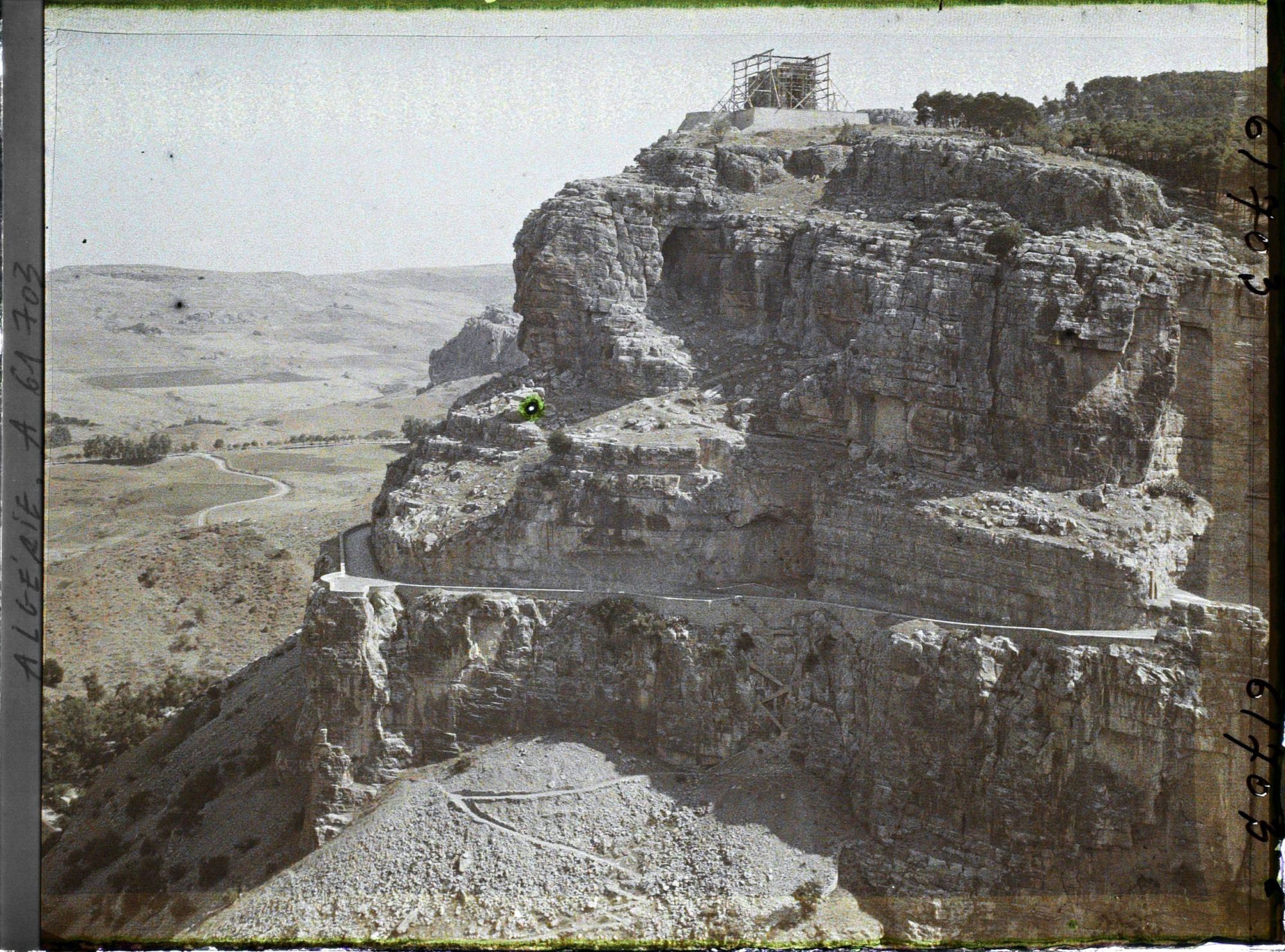 Image représentant Route creusée dans les gorges du Rhumel, avec au sommet en construction le Monument aux morts 14-18